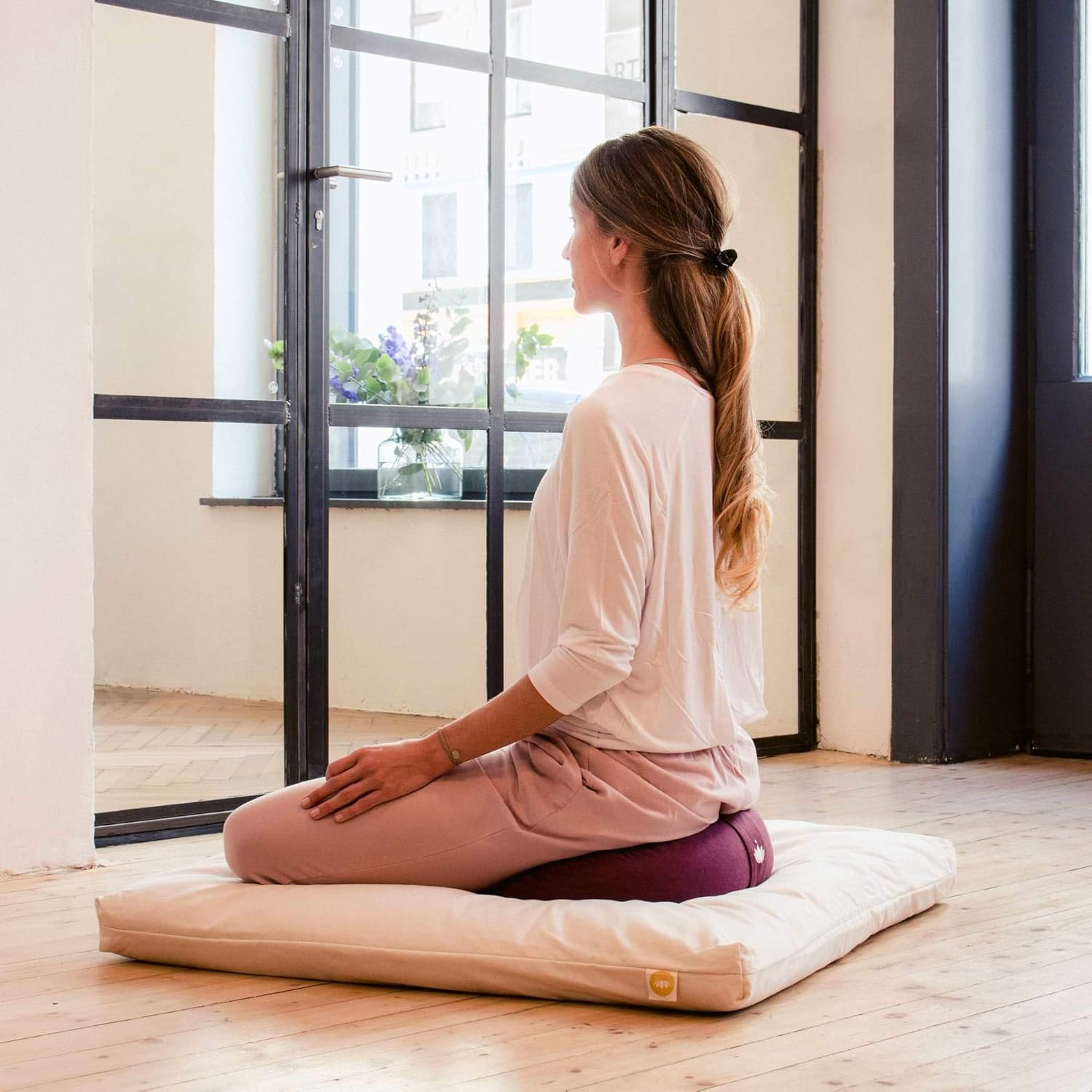 Lotuscrafts Yogakissen Half Moon Shanti – Halbmondkissen – Meditationskissen mit Bezug aus 100 % Baumwolle – Yoga-Sitzkissen halbmondförmig mit Dinkelfüllung – GOTS-zertifiziert – Bild 6