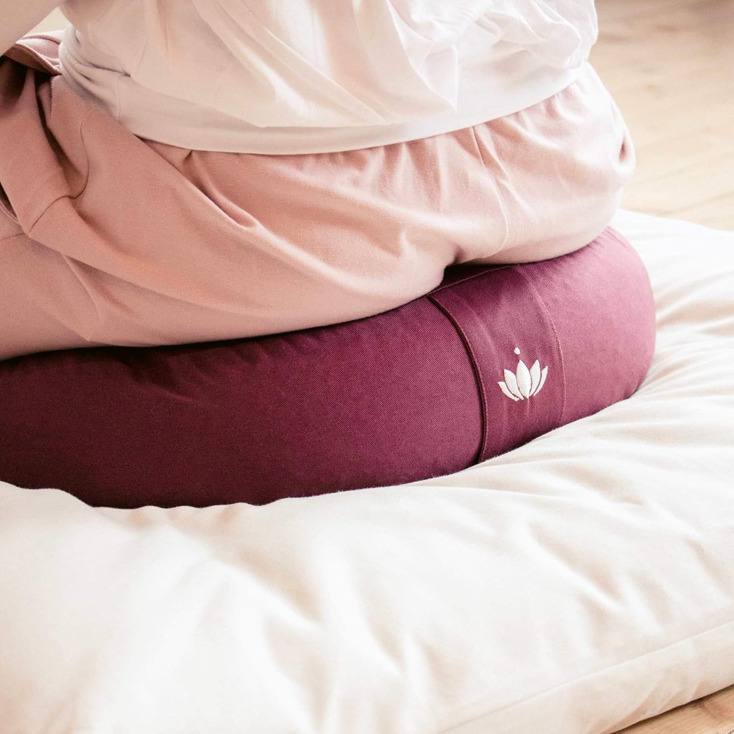 Lotuscrafts Yogakissen Half Moon Shanti – Halbmondkissen – Meditationskissen mit Bezug aus 100 % Baumwolle – Yoga-Sitzkissen halbmondförmig mit Dinkelfüllung – GOTS-zertifiziert – Bild 7