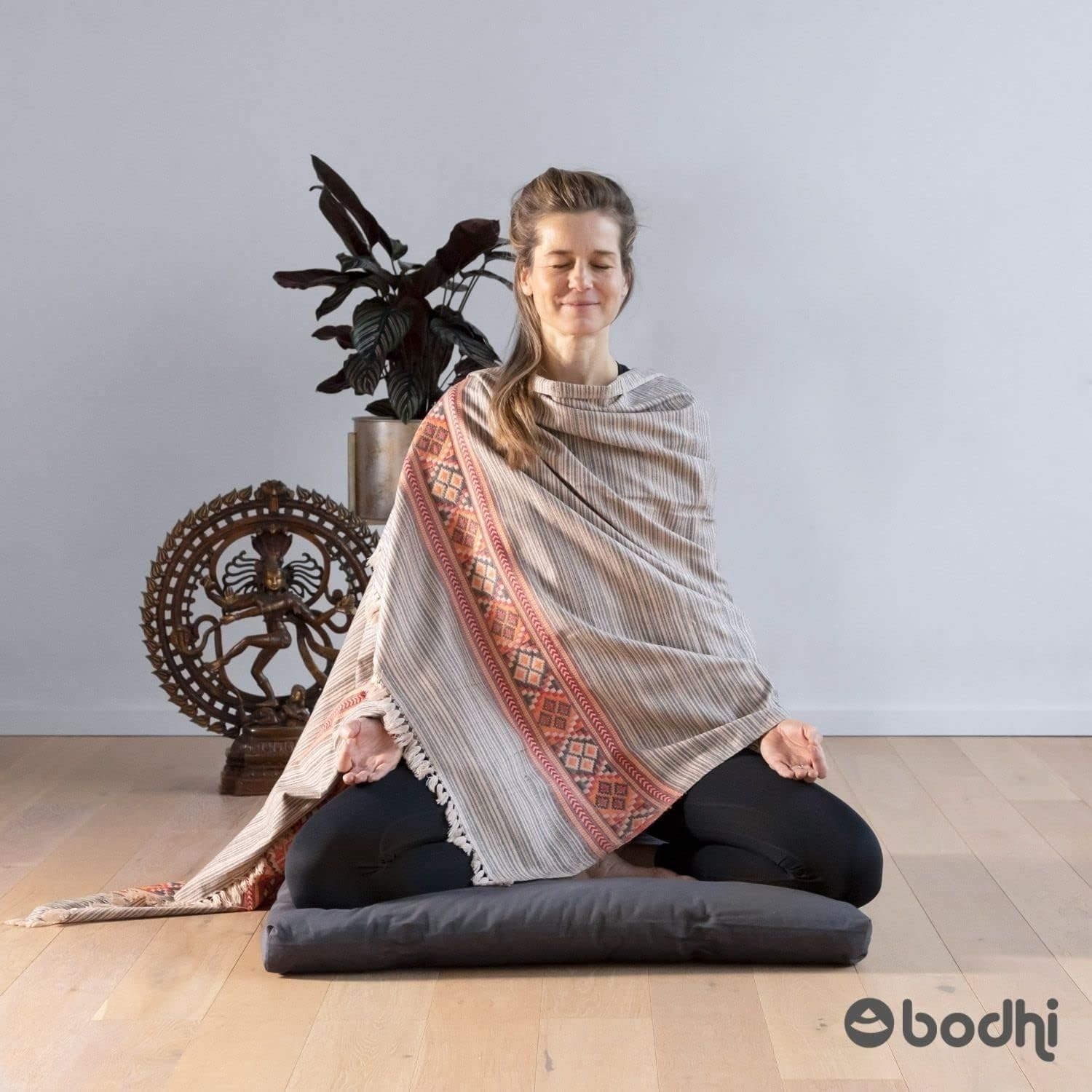 Bodhi Zafu Eco Meditationskissen, klassisches traditionelles Yogakissen rund mit Dehnfalten, Bezug aus 100 % Bio-Baumwolle, hohes Yoga-Sitzkissen mit Bio-Dinkelfüllung, Sitzhöhe 19 cm – Bild 2
