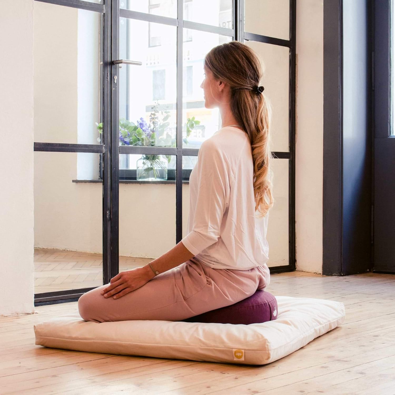 Lotuscrafts Yogakissen, Meditationskissen, extra niedrig – Höhe 10 cm – waschbarer Baumwollbezug – Yogakissen mit Dinkelfüllung – GOTS-zertifiziert – Bild 2