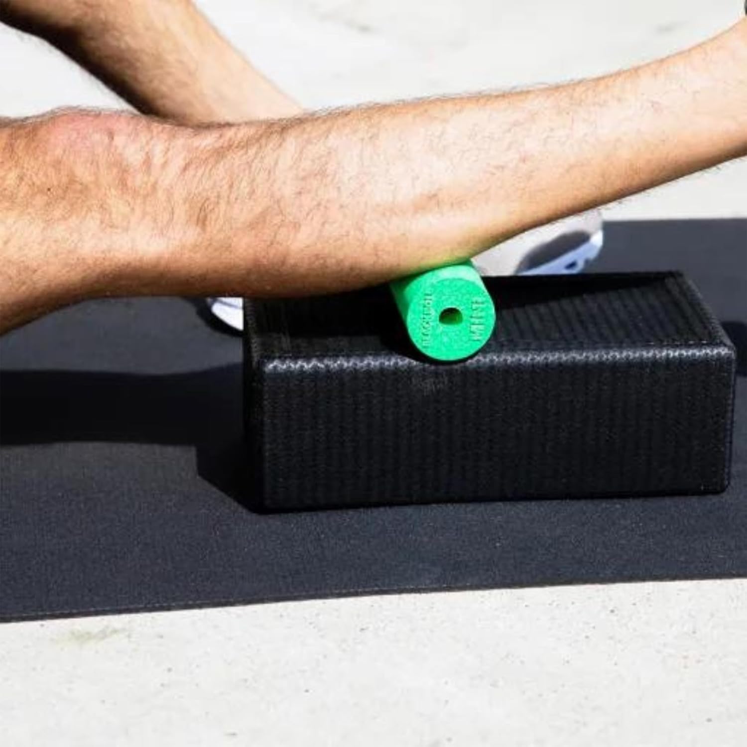Blackroll Mini Foam Roller – der Klassiker. Der kleine Selbstmassageroller für Ihre Muskeln in verschiedenen Farben. (Orange). – Bild 4