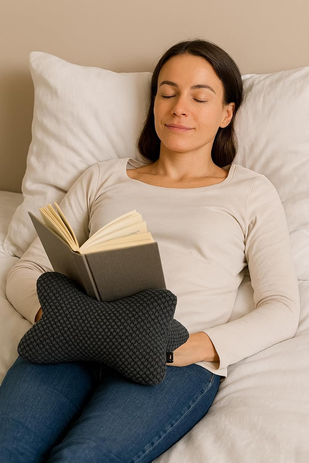 Ergonomischer waschbarer Leseknochen – handgefertigt in OWL – hergestellt in Deutschland: Meditationskissen/Entspannungskissen/Nackenkissen – Buch/Tablet/Smartphone/Handy-Unterstützung – Mandalas, Retro-Stil – Bild 2