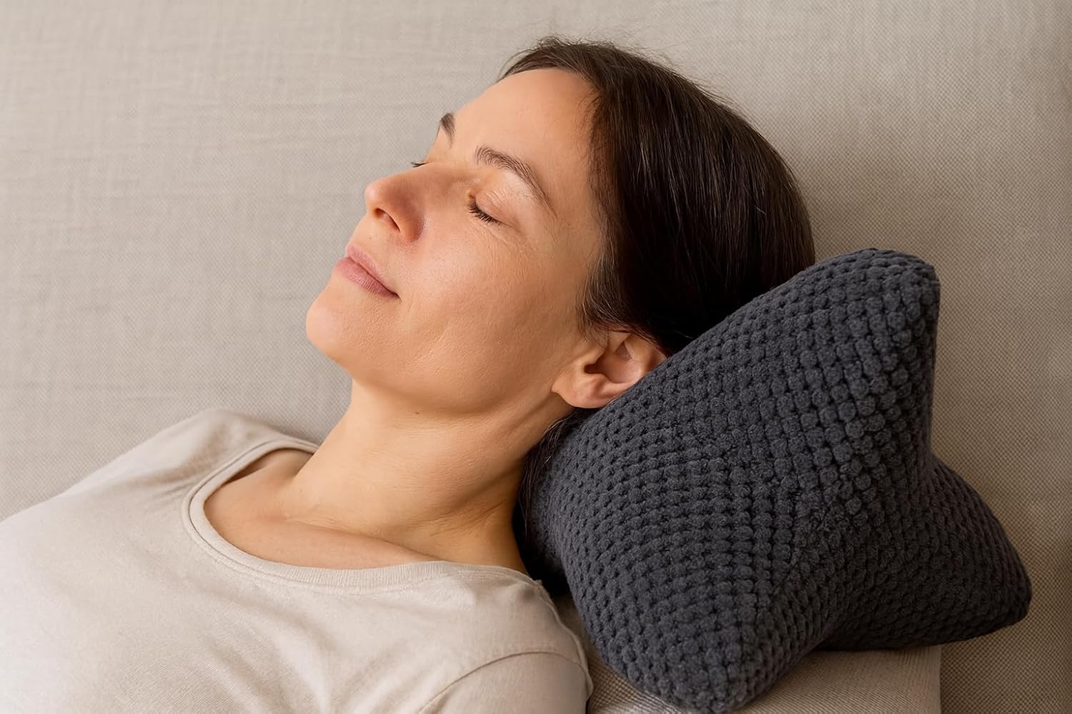 Ergonomischer waschbarer Leseknochen – handgefertigt in OWL – hergestellt in Deutschland: Meditationskissen/Entspannungskissen/Nackenkissen – Buch/Tablet/Smartphone/Handy-Unterstützung – Mandalas, Retro-Stil – Bild 4