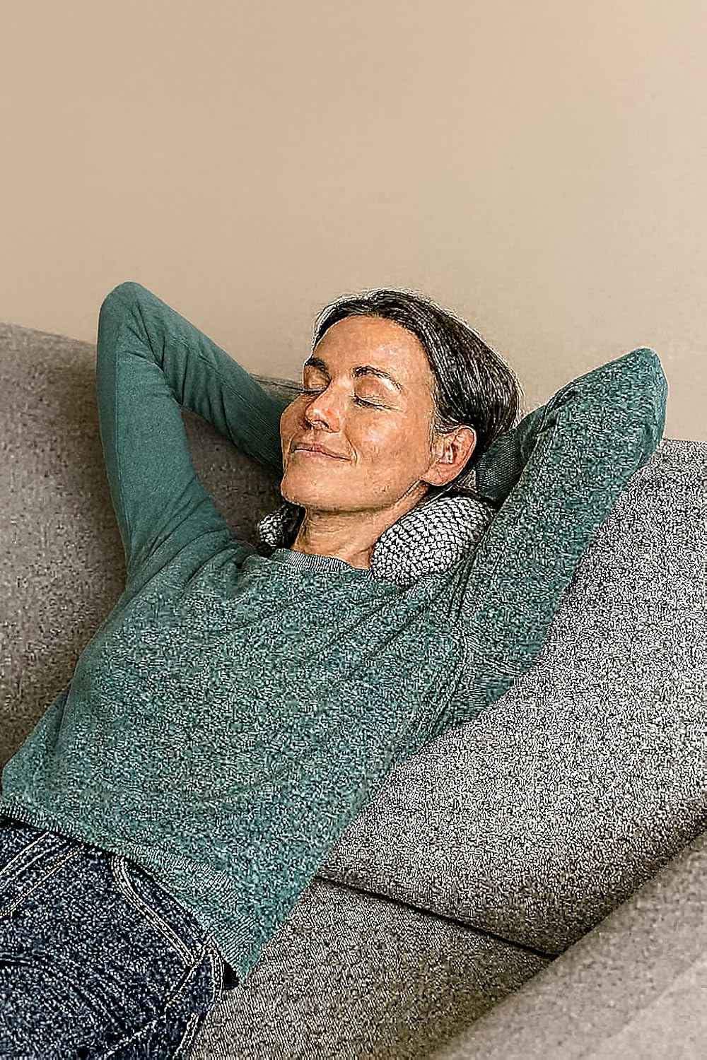 Ergonomischer waschbarer Leseknochen – handgefertigt in OWL – hergestellt in Deutschland: Meditationskissen/Entspannungskissen/Nackenkissen – Buch/Tablet/Smartphone/Handy-Unterstützung – Mandalas, Retro-Stil – Bild 8