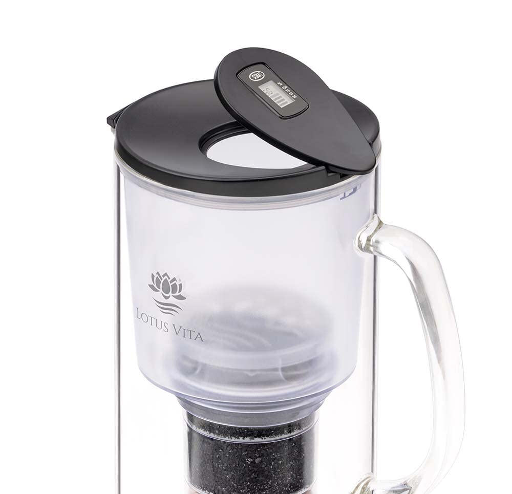 Lotus Vita TOYA Natura Plus Glasfilterkanne – Wasserkaraffe mit Kartusche, reduziert Kalk, Chlor und Blei durch Aktivkohle-Ionenaustauscher, BPA-frei, transparentes Glas und anthrazitfarbener Deckel – Bild 2