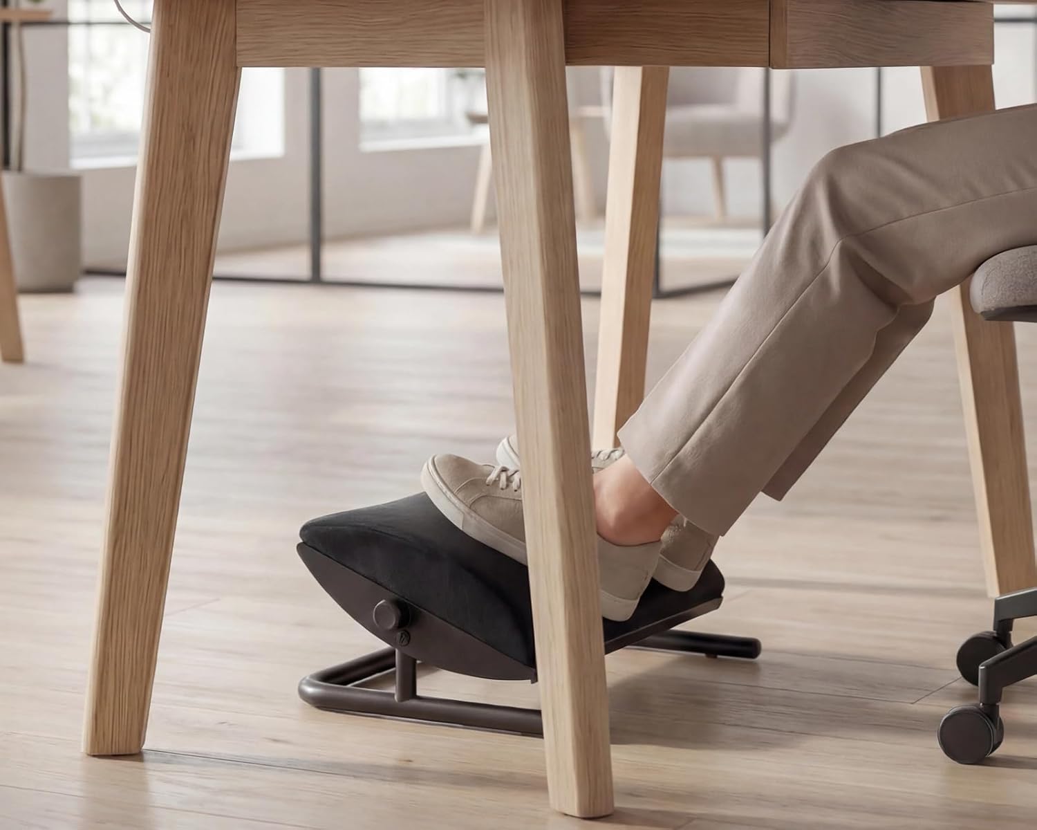 Verstellbare Fußstütze – Ergonomische Fußstütze für Schreibtischneigung +20° bis -20°, Schaumstoff und Stahl, Schwarz – Bild 3