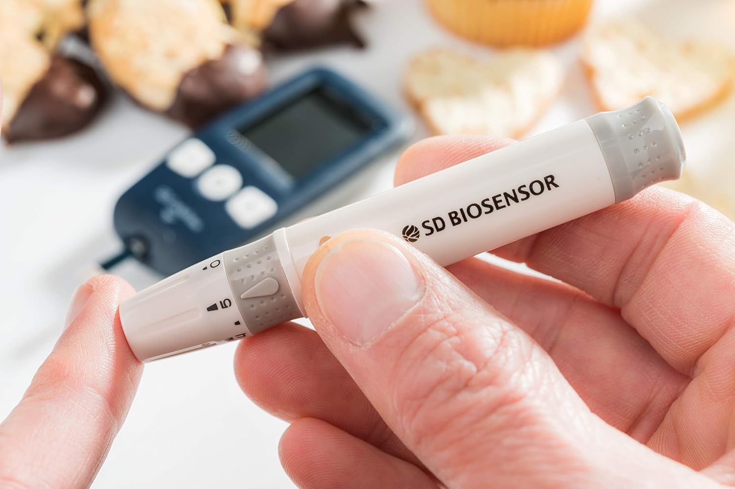 SD CodeFree Blutzuckermessgerät-Starterset inklusive Blutzuckerteststreifen, Blutlanzetten und Reisetasche, Diabetes-Set mg/dL – Bild 5