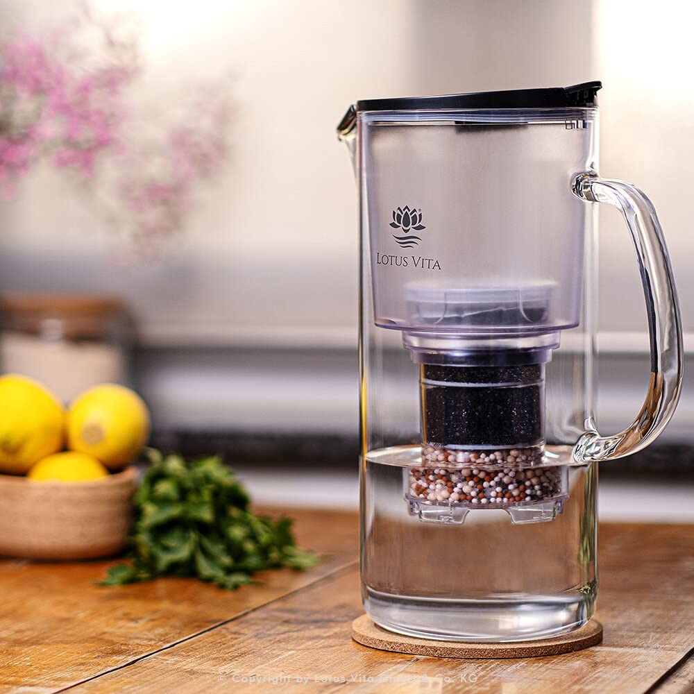 Lotus Vita TOYA Natura Plus Glasfilterkanne – Wasserkaraffe mit Kartusche, reduziert Kalk, Chlor und Blei durch Aktivkohle-Ionenaustauscher, BPA-frei, transparentes Glas und anthrazitfarbener Deckel – Bild 3