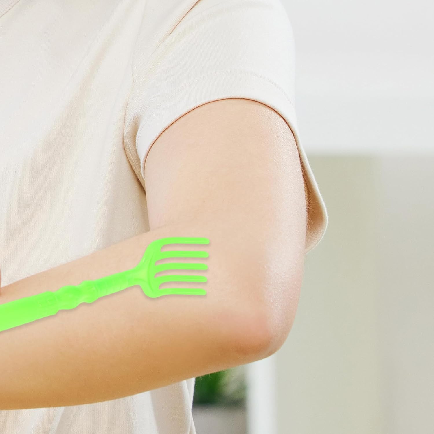 Massage Schuhanzieher und Rückenkratzer Ausziehbar Manueller Körperkratzer mit Massagefunktion Grünes Kunststoff Material Praktisches Wellness und Entspannungsgerät für – Bild 5