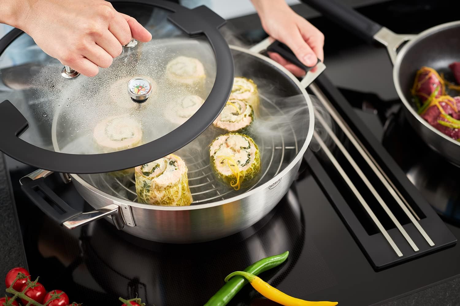 RÖSLE Silence Pro Aroma-Dampfgarer, hochwertige Auflaufform zum Dünsten, Warmhalten und Aufwärmen inklusive Deckelthermometer und Ablagegestell, Edelstahl, spülmaschinenfest, 28 cm, Silber/Schwarz – Bild 8