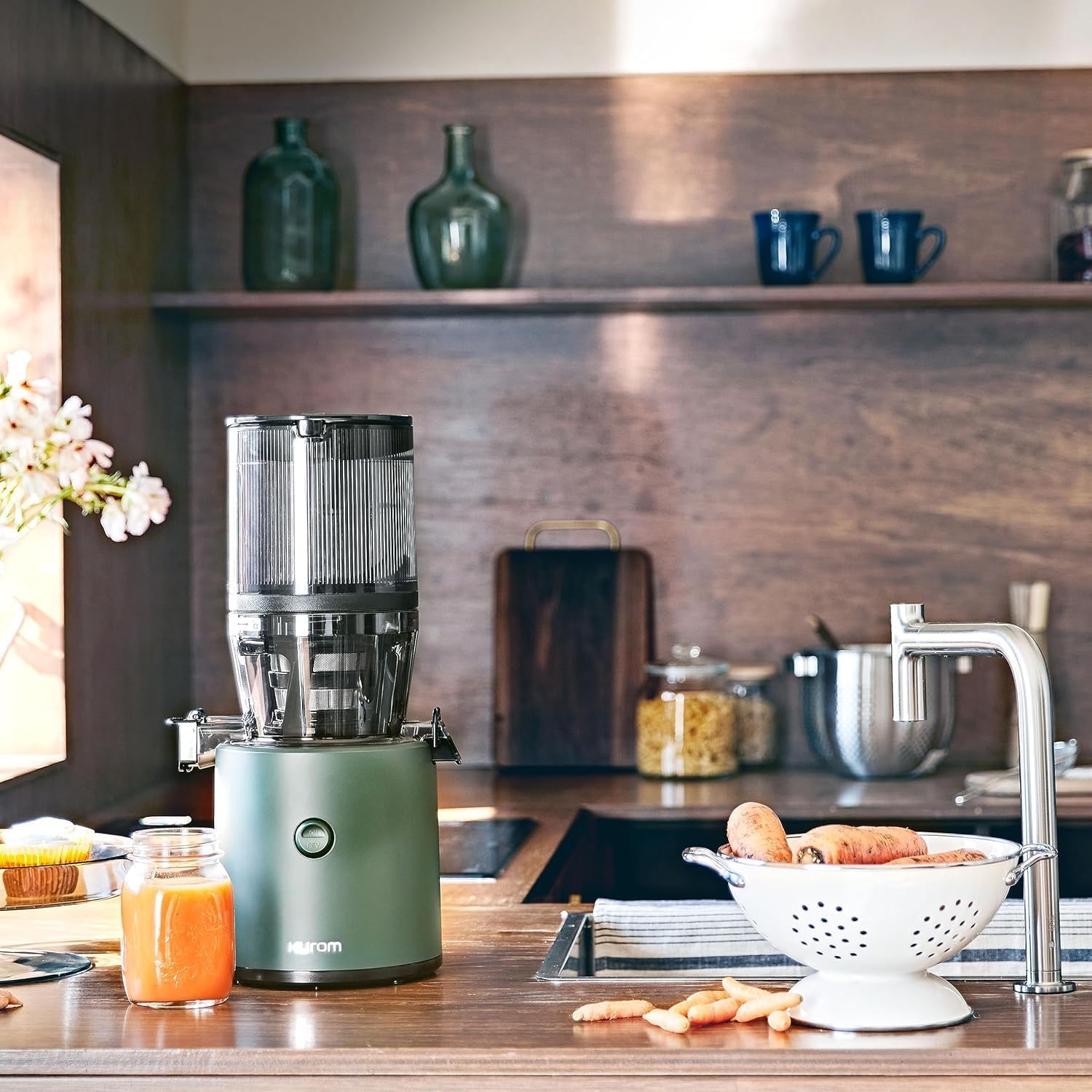 Hurom Slow Juicer | Entsafter für Gemüse und Obst | H320N | Elektrische Kaltpresse | Leiser Motor | Leicht zu reinigen mit großem Behälter und Siebfilter 2 L | 200 Watt | BPA-frei | Dunkelgrün – Bild 12