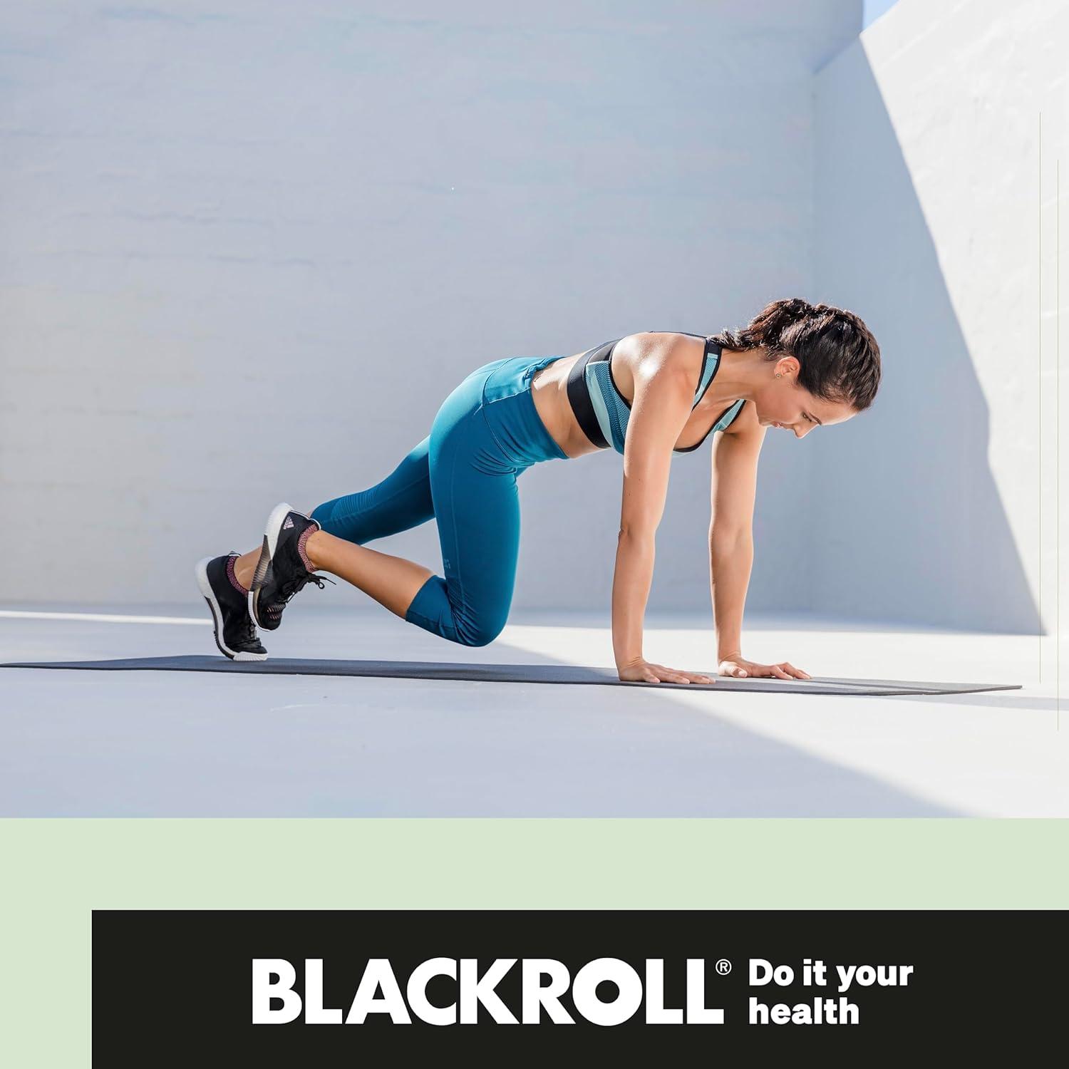 BLACKROLL® MAT (65 x 185 cm), rutschfeste Fitnessmatte für gelenkschonendes Training, Sportmatte mit strukturierter Oberfläche, gedämpfte Gymnastikmatte für Yoga & Pilates, Made in Germany, Schwarz – Bild 6