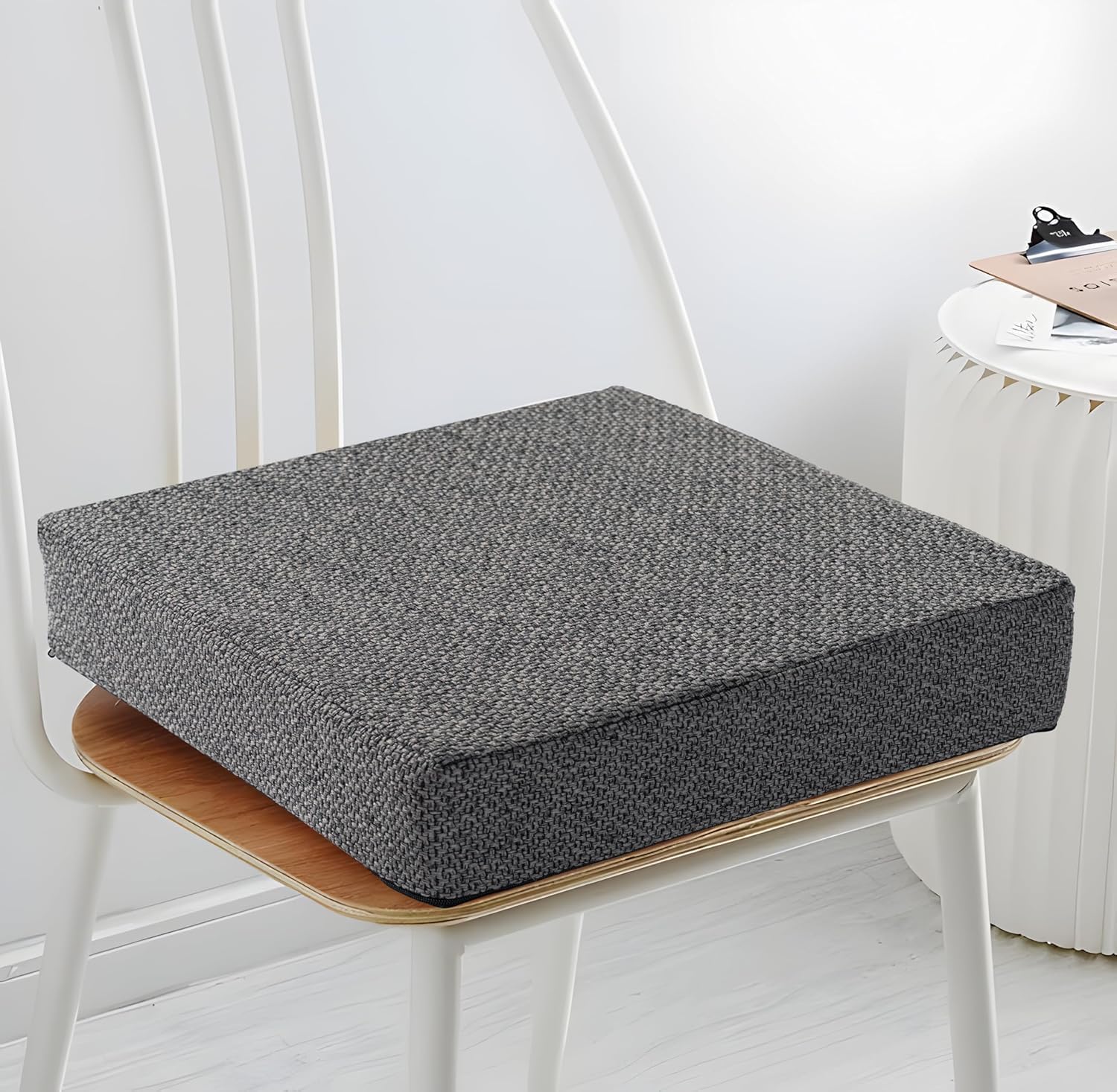 Orthopädisches Sitzkissen mit Memory-Schaum – Ergonomisches Sitzkissen Stuhl als Sitzerhöhung (10 cm Kissenhöhe) – Für Bürostuhl, Auto & Rollstuhl – Rutschfest & waschbar – Stuhlkissen 40 x 40 cm Anthrazit