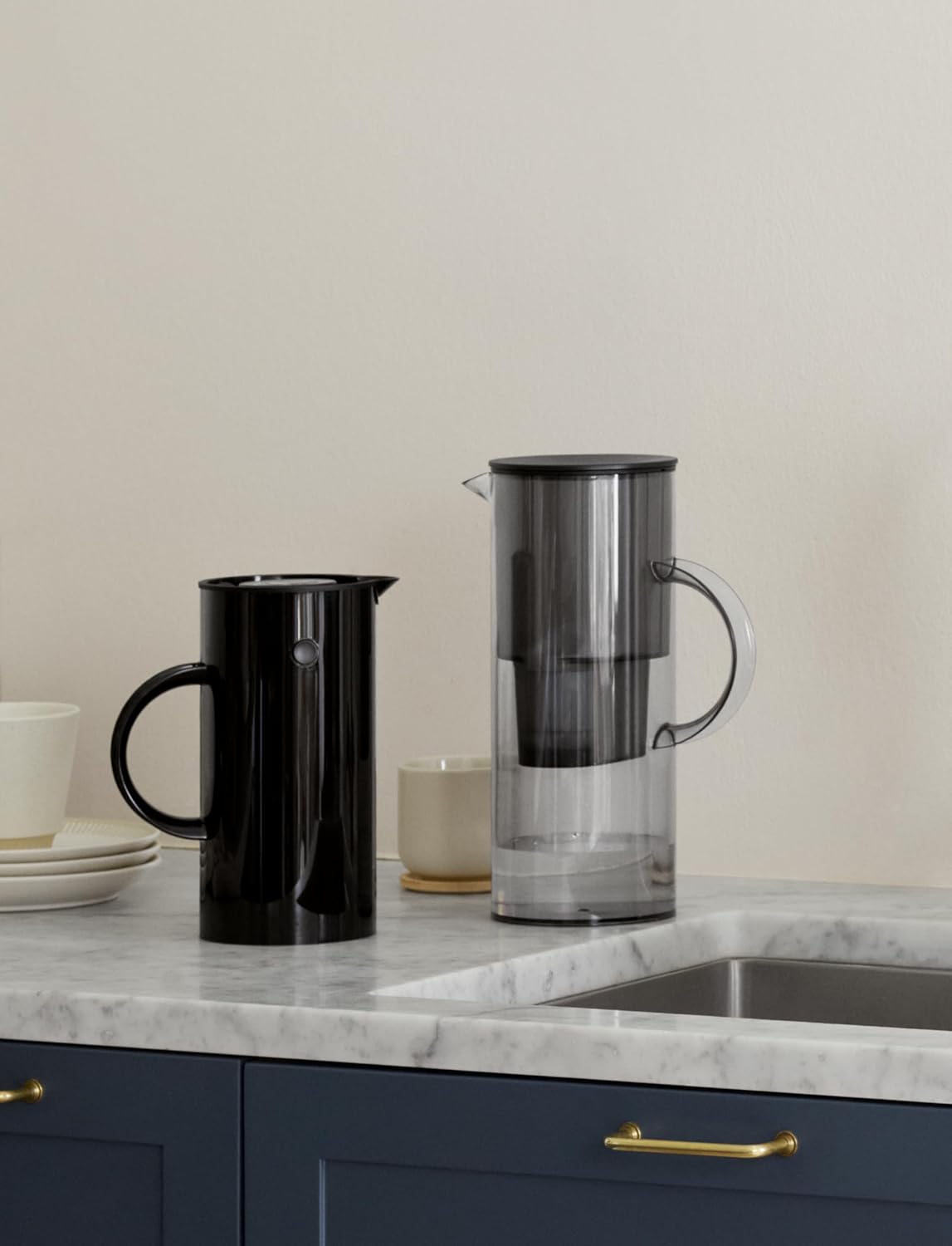 Stelton EM77 Wasserfilterkanne – kompatibel mit Stelton Wasserfilterkartuschen oder Brita – Wasserkanne aus Kunststoff im modernen Stil – reduziert Chlor, Kalk – 2 Liter, getönt – Bild 2