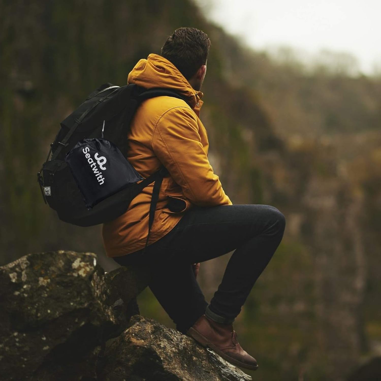 2er-Set Sitzmatten/Faltbares, isoliertes Thermo-Sitzkissen mit Tragetasche und Karabinerhaken zur idealen Befestigung am Rucksack, maximaler Schutz vor Kälte, Feuchtigkeit und Schmutz + Outdoor-E-Book – Bild 2