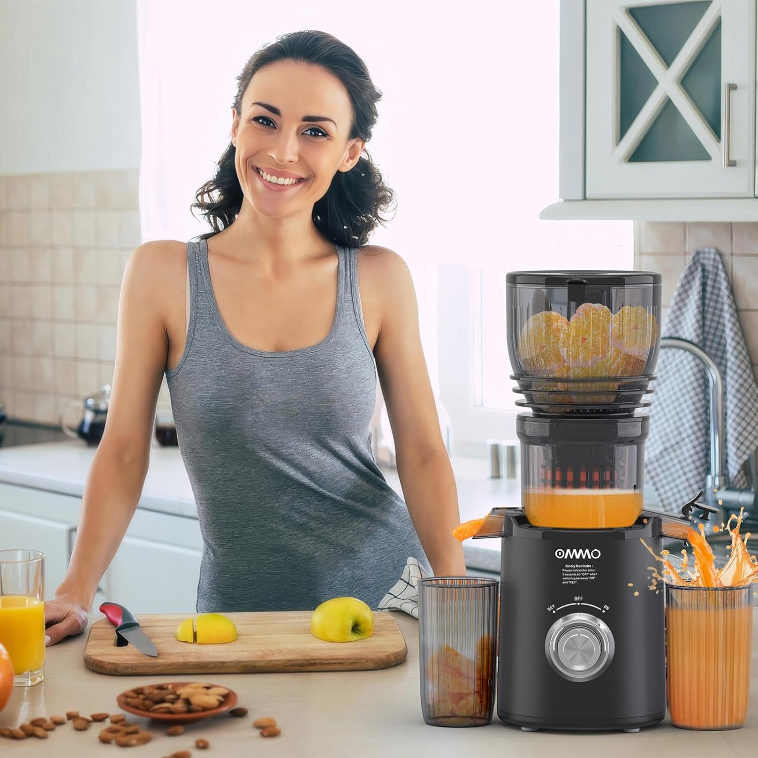 OMMO Slow Juicer, 300 W Entsafter, Gemüse- und Obst-Testsieger mit 148 mm Breite und größerem Einfüllrohr, leicht zu reinigender elektrischer Entsafter mit 2 PC-Bechern, BPA-frei, schwarz – Bild 6