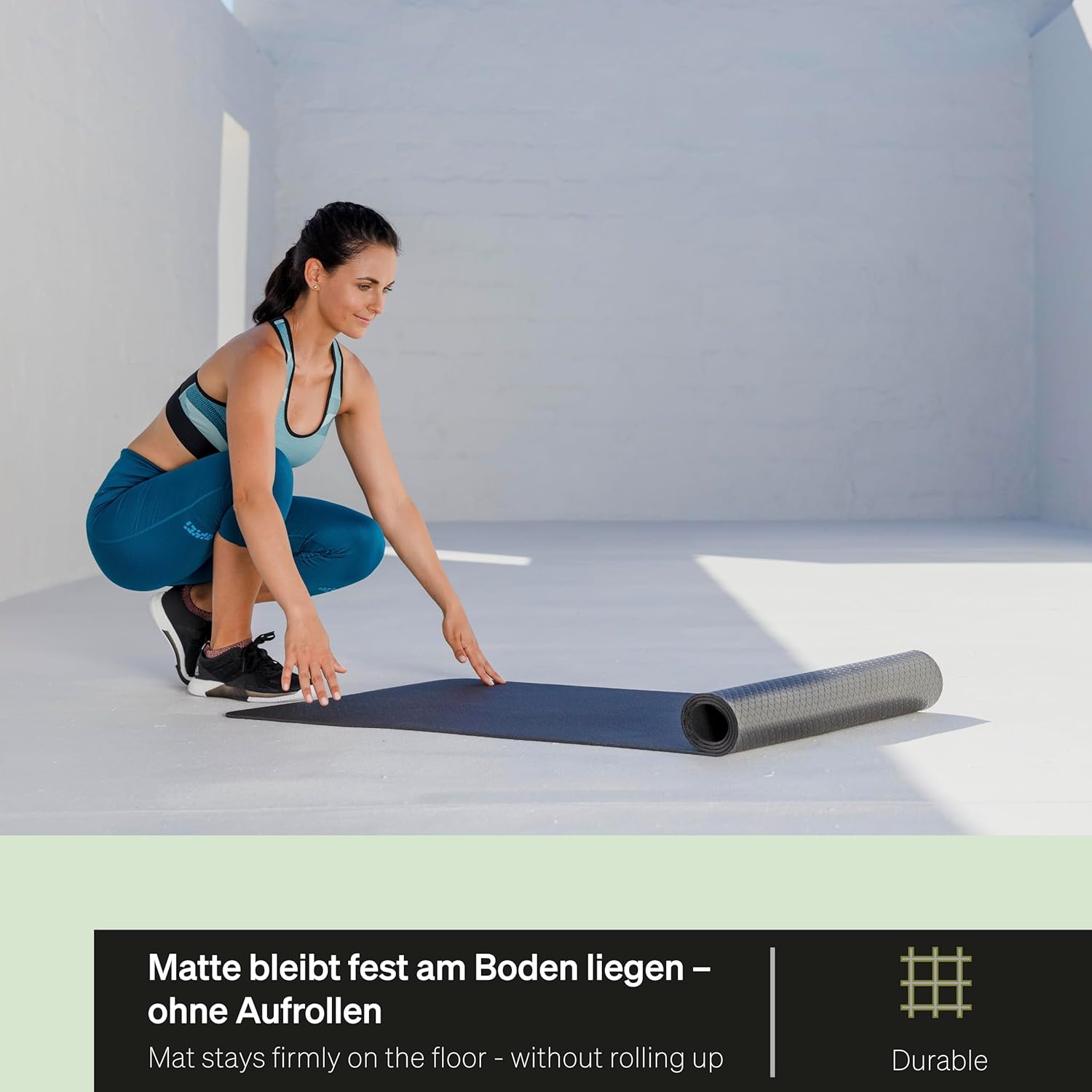 BLACKROLL® MAT (65 x 185 cm), rutschfeste Fitnessmatte für gelenkschonendes Training, Sportmatte mit strukturierter Oberfläche, gedämpfte Gymnastikmatte für Yoga & Pilates, Made in Germany, Schwarz – Bild 5