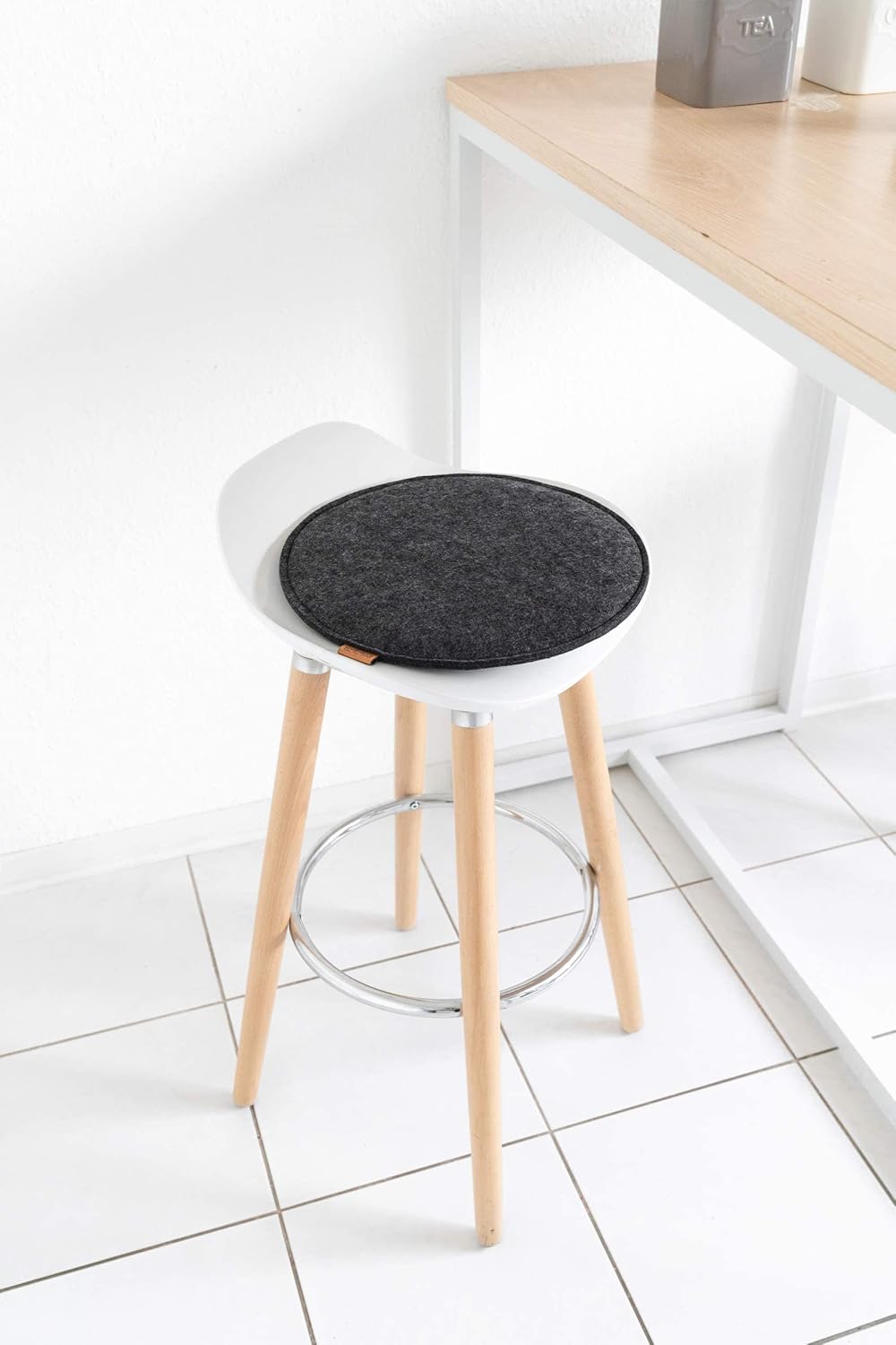 Miqio Design Filz-Sitzkissen XL rund mit Anti-Rutsch-Noppen 40 cm, 2er-Set, für drinnen und draußen, nachhaltig, aus recycelten PET-Flaschen, waschbar, Stuhlkissen, rutschfest, dunkelgrau – Bild 8
