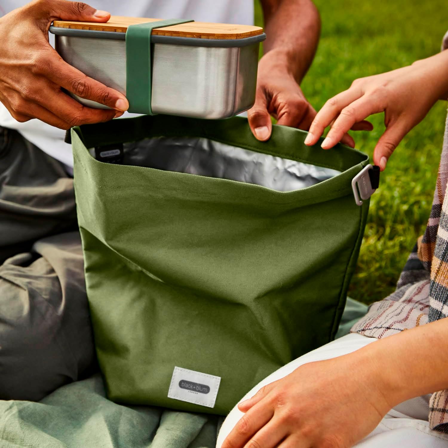 BLACK + BLUM Isolierte Lunchtasche 6,7 L Moos, 100 % auslaufsicher dank Rolltop, faltbare Lunchtasche aus recyceltem Kunststoff, wasserabweisend, kleine Kühltasche für Meal Prep, Büro, Schule – Bild 5