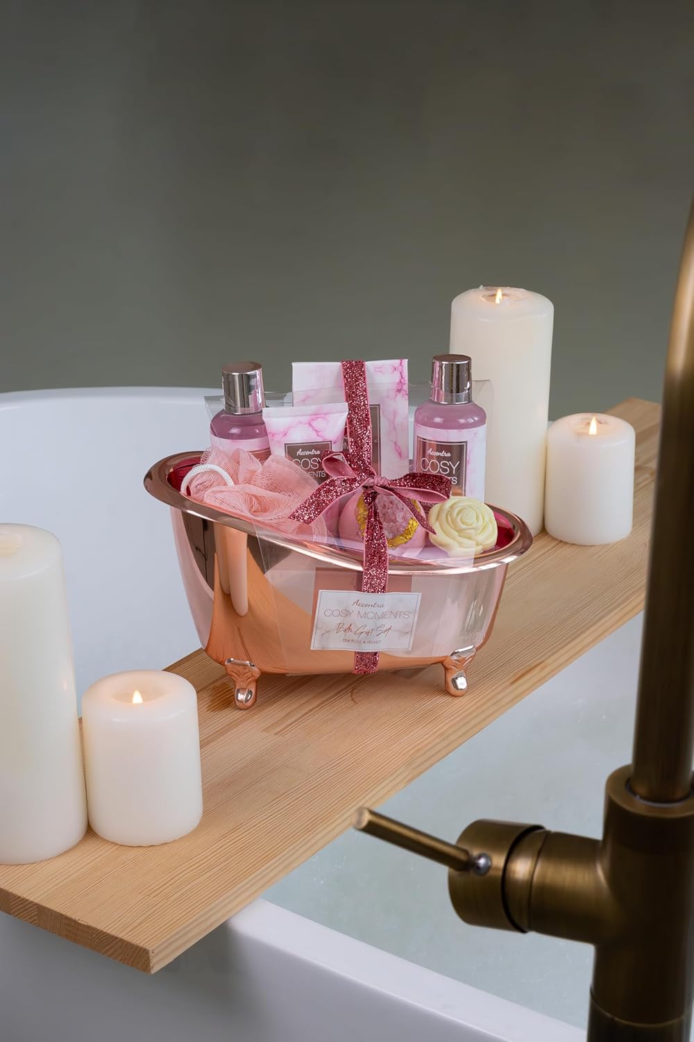 Accentra Cozy Moments Badeset, Geschenkset für Frauen mit 150 ml Duschgel, 150 ml Schaumbad, 150 g Badesalz, 90 g Badebombe, 60 ml Handcreme, 30 g Seife und 15 g Netzschwamm in glänzender Badewanne – Bild 9