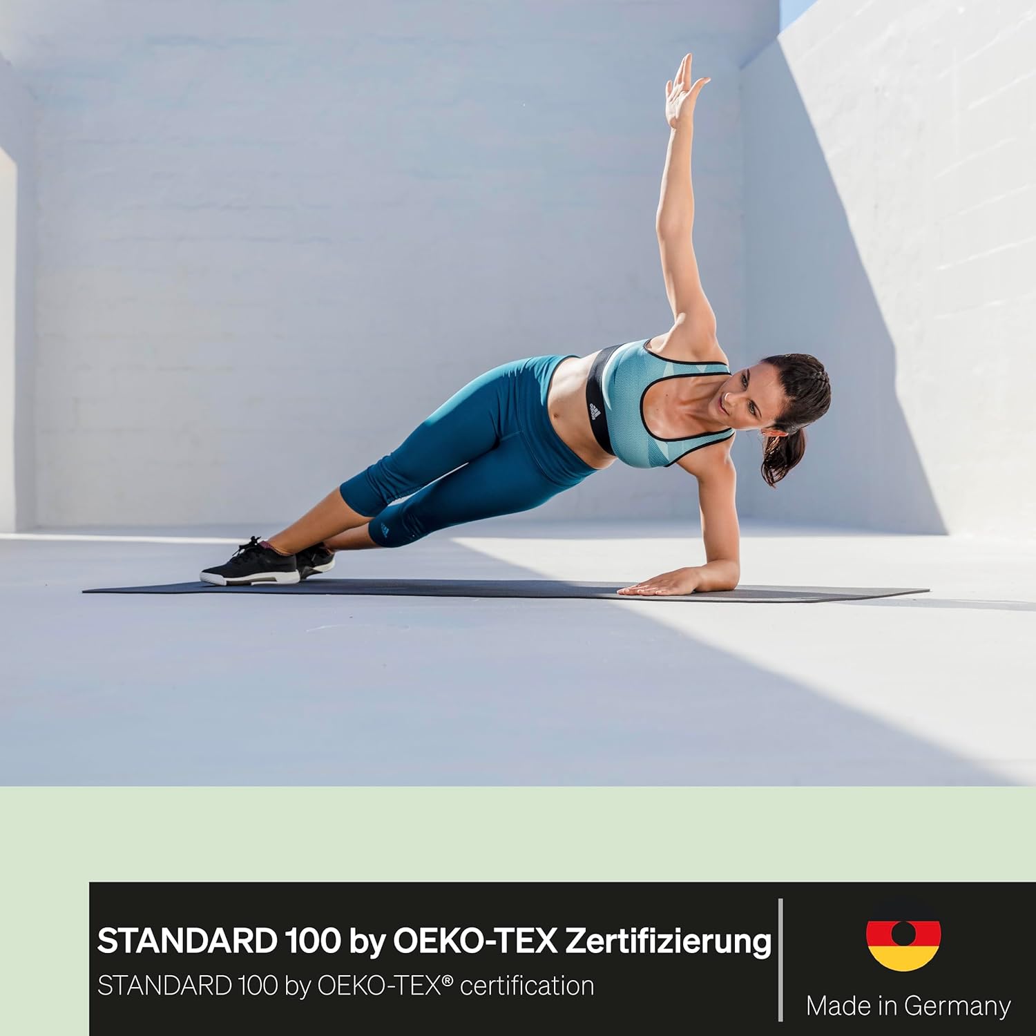 BLACKROLL® MAT (65 x 185 cm), rutschfeste Fitnessmatte für gelenkschonendes Training, Sportmatte mit strukturierter Oberfläche, gedämpfte Gymnastikmatte für Yoga & Pilates, Made in Germany, Schwarz – Bild 4