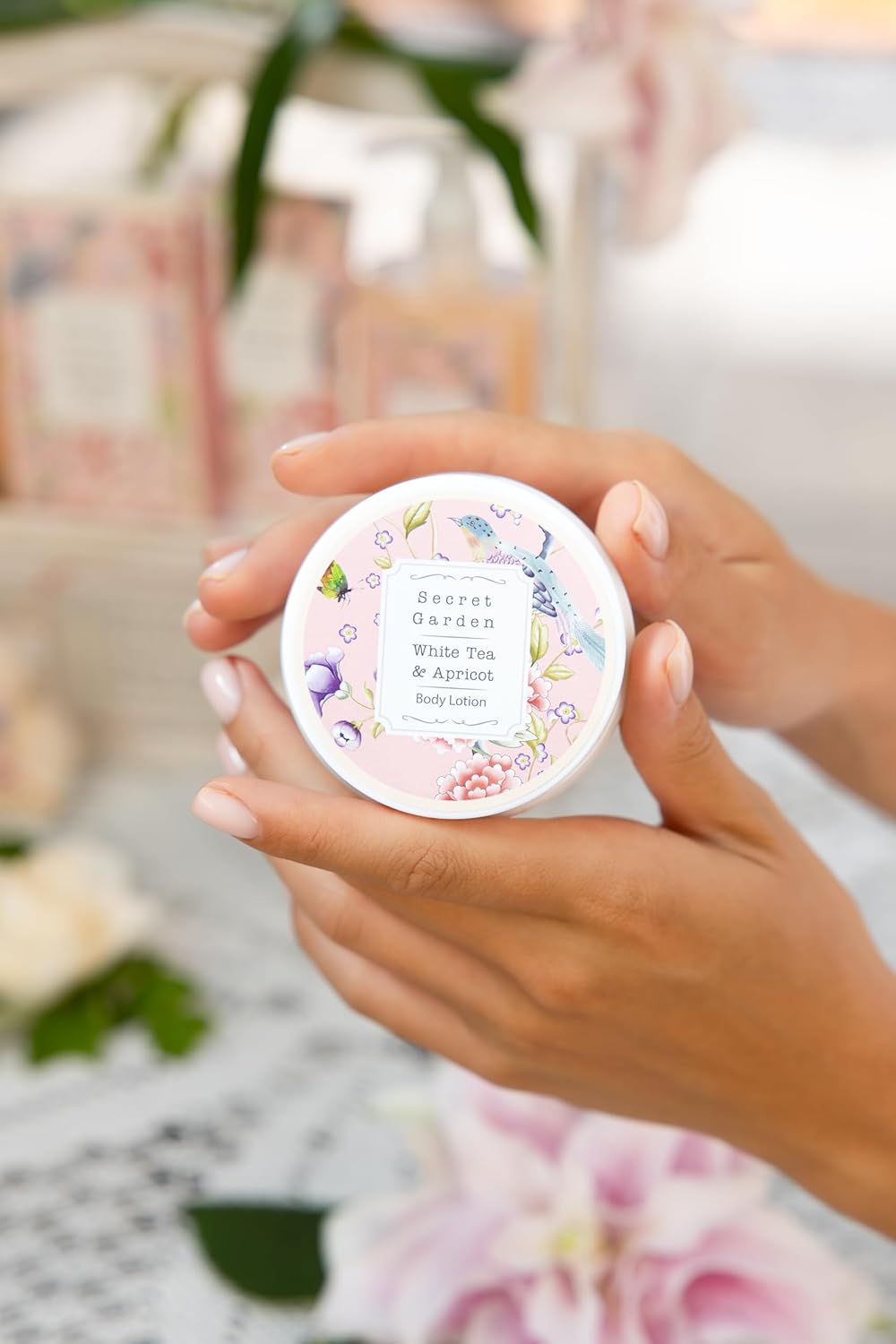 Accentra Secret Garden Bade- und Dusch-Geschenkset mit weißem Tee- und Aprikosenduft – 8-teiliges Geschenkset – Bild 11