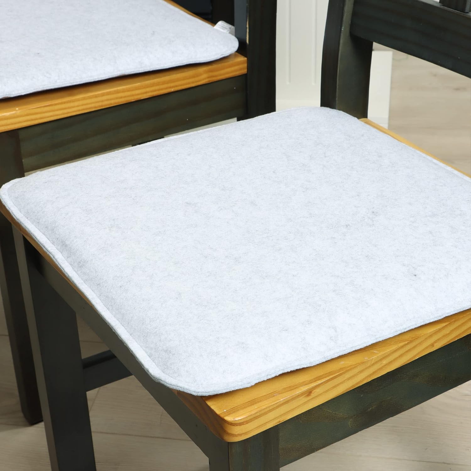 com-four 4 x Sitzkissen aus Filz, 40 x 40 cm, gepolsterte Stuhlauflage, quadratische Sitzauflage für Esszimmer, Garten, Balkon, rutschfeste Unterseite mit Anti-Rutsch – Bild 2