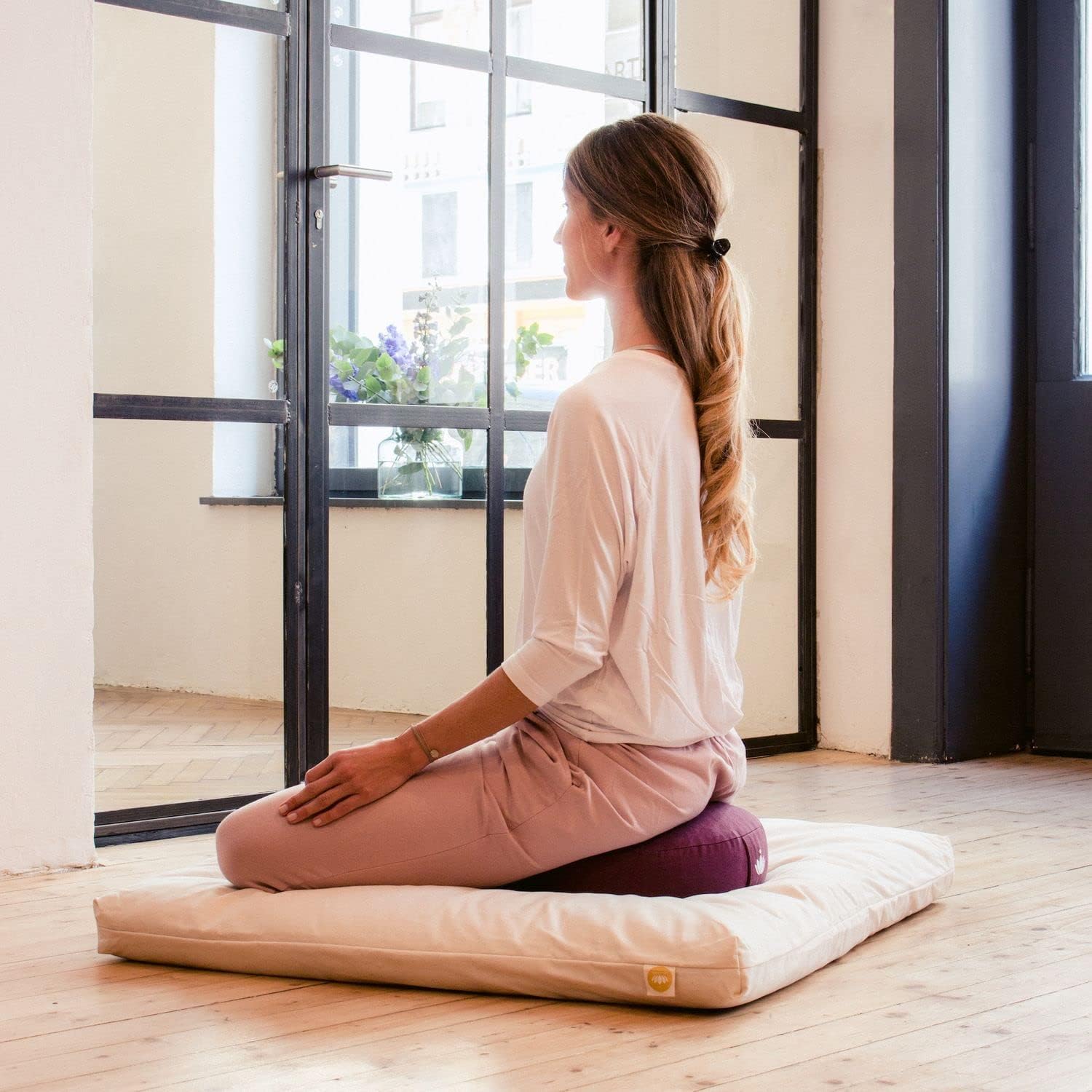 Lotuscrafts Yogakissen Half Moon Shanti – Halbmondkissen – Meditationskissen mit Bezug aus 100 % Baumwolle – Yoga-Sitzkissen halbmondförmig mit Dinkelfüllung – GOTS-zertifiziert – Bild 6