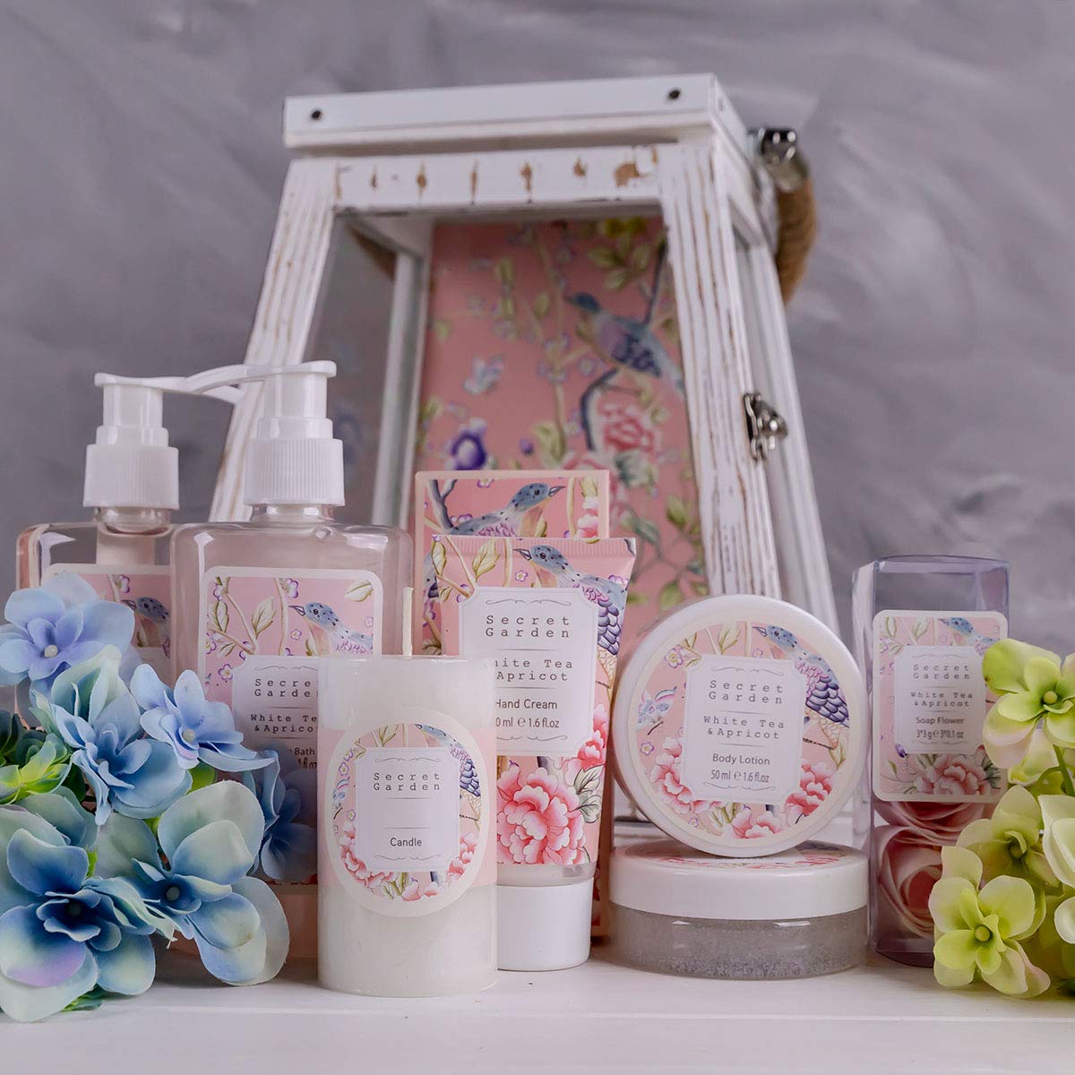 Accentra Secret Garden Geschenkset in großer Holzlaterne, inklusive Duschgel, Schaumbad, Körperpeeling, Körperlotion, Handcreme, Badesalz und Kerze, Wellness-Pflegeset für Frauen mit Duft von weißem Tee und Aprikose – Bild 10