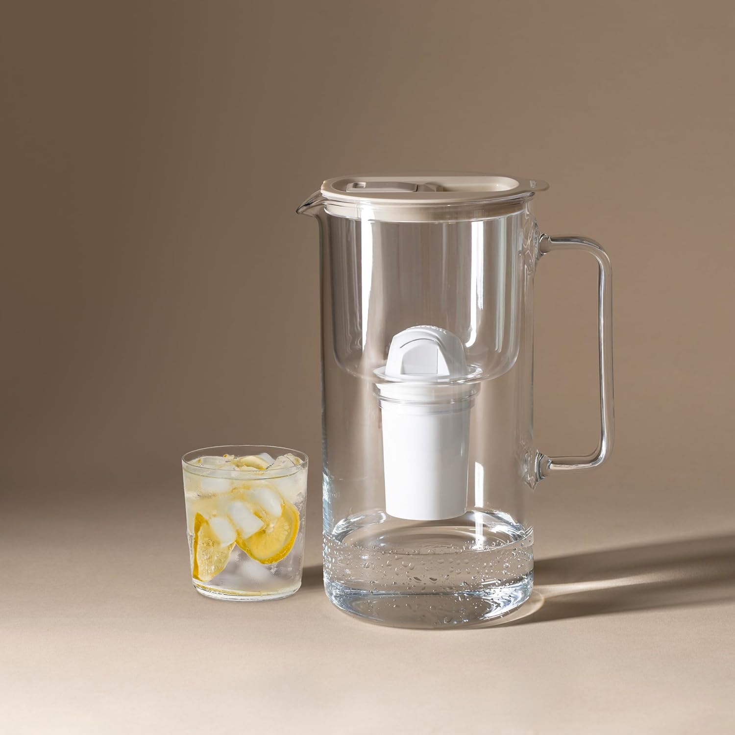 Wessper Glas-Wasserfilterkanne mit Wasserfilterkartuschen für Trinkwasser 2 L, Glaskanne mit intelligentem Filterzähler, Set inklusive 1 x Filter mit Aktivkohle Beige – Bild 6