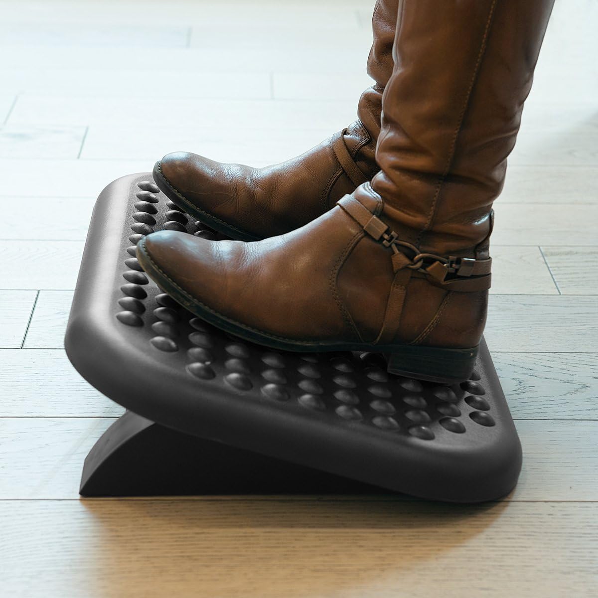 Verstellbare Fußstütze von Navaris – 0–15°. Ergonomische Fußstütze unter dem Schreibtisch für das Büro, 44,8 x 33,5 cm – Bild 2