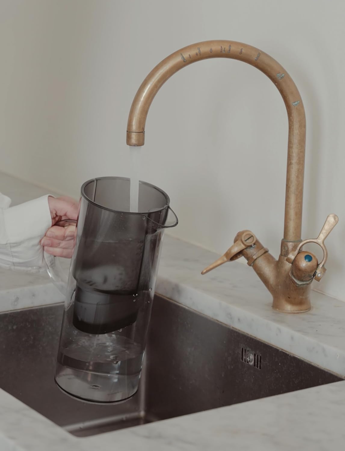 Stelton EM77 Wasserfilterkanne – kompatibel mit Stelton Wasserfilterkartuschen oder Brita – Wasserkanne aus Kunststoff im modernen Stil – reduziert Chlor, Kalk – 2 Liter, getönt – Bild 5