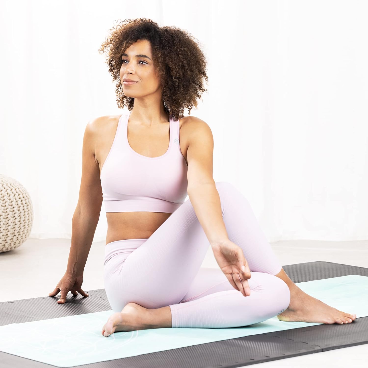 Navaris Reise-Yogamatte faltbar inklusive Tasche – 1,5 mm Yogamatte Fitnessmatte – dünn leicht – Sportmatte Fitness Pilates – Reise-Yogamatte – Bild 8