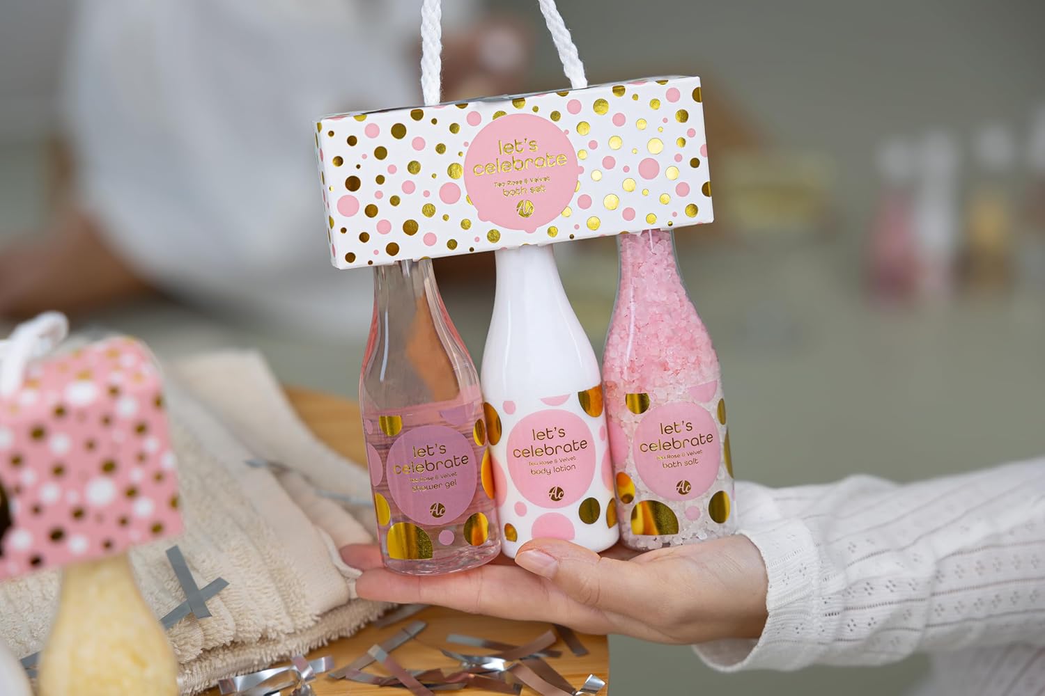 Accentra - Let's Celebration Damen-Geschenkset in Champagnerflasche aus Kunststoff – Bade- & Duschset mit Teerose & Samt inklusive Duschgel, Bodylotion & Badesalz – 3-teiliges Wellness-Set für Damen und Mädchen – Bild 9