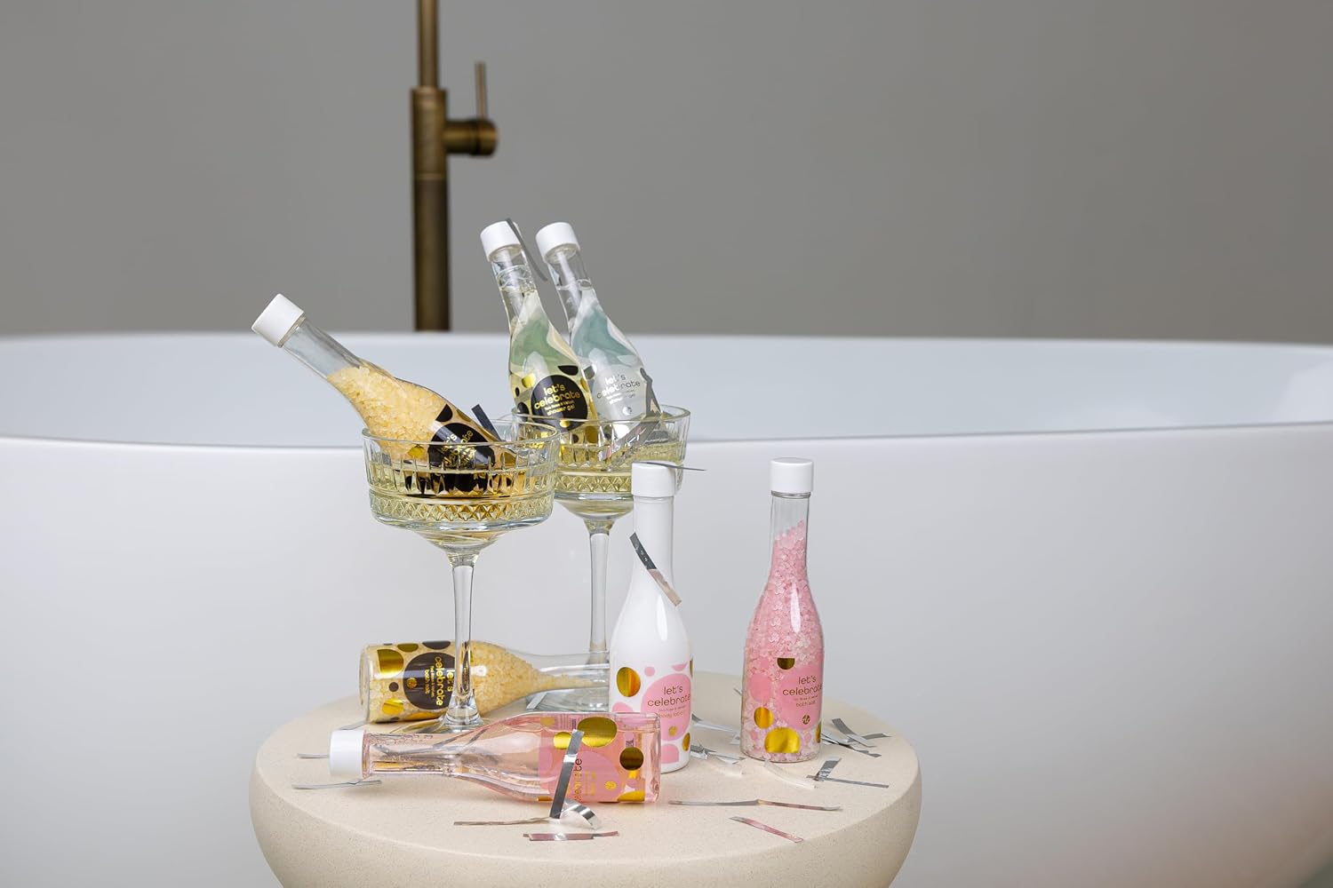 Accentra - Let's Celebration Damen-Geschenkset in Champagnerflasche aus Kunststoff – Bade- & Duschset mit Teerose & Samt inklusive Duschgel, Bodylotion & Badesalz – 3-teiliges Wellness-Set für Damen und Mädchen – Bild 15