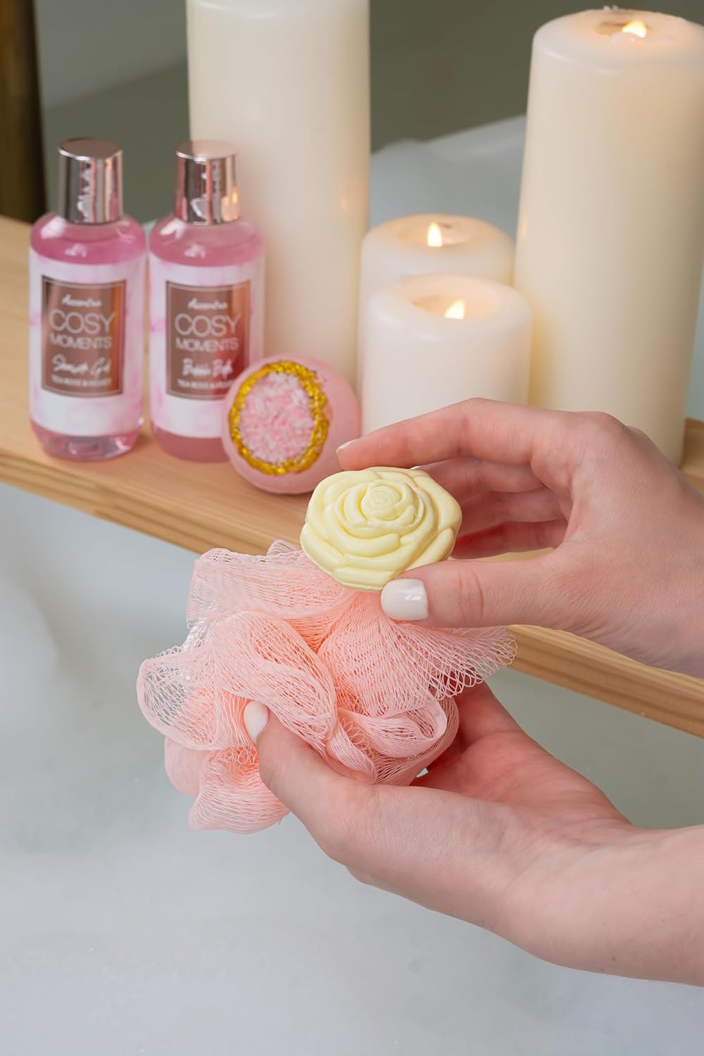 Accentra Cozy Moments Badeset, Geschenkset für Frauen mit 150 ml Duschgel, 150 ml Schaumbad, 150 g Badesalz, 90 g Badebombe, 60 ml Handcreme, 30 g Seife und 15 g Netzschwamm in glänzender Badewanne – Bild 10