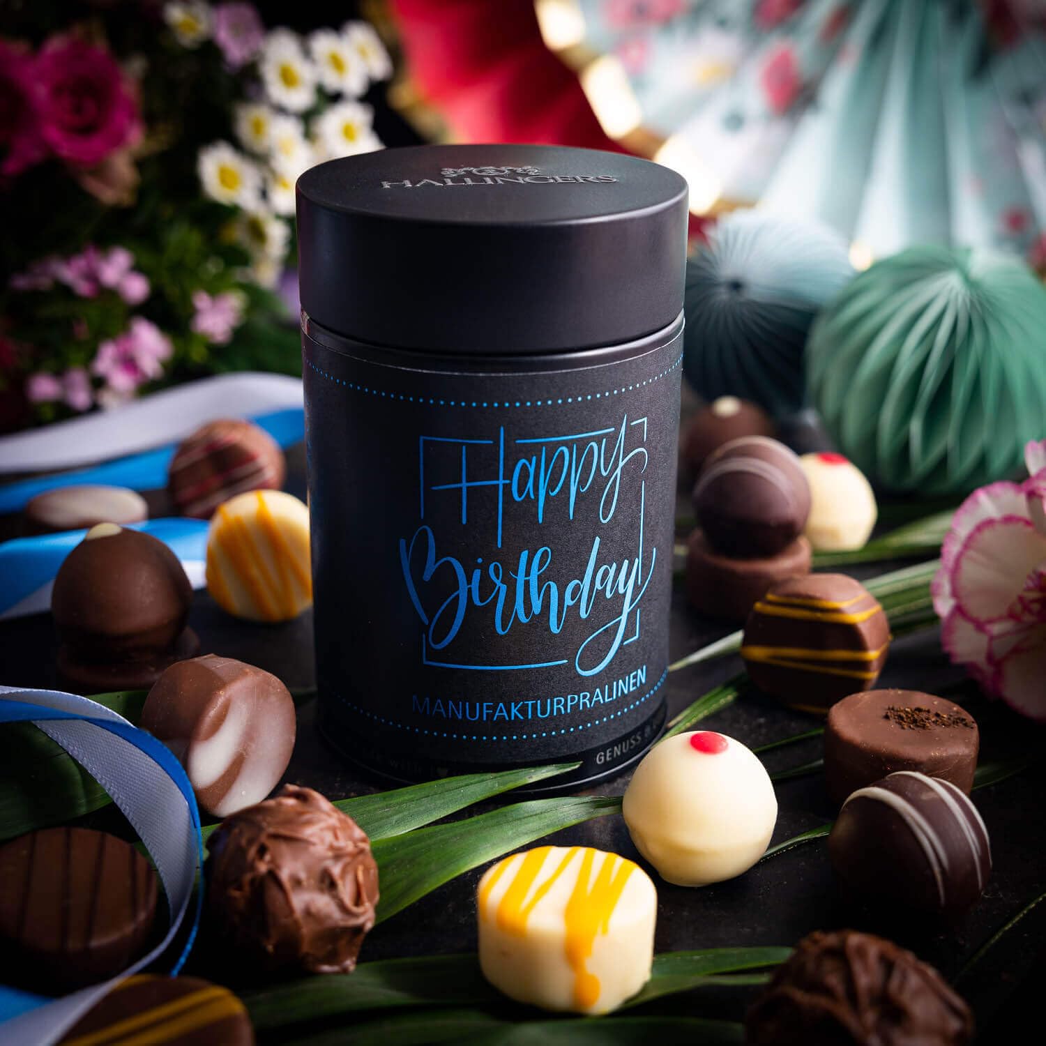 Hallingers Genuss Manufaktur Pralinen Geburtstagsgeschenk – alkoholfrei, handgefertigt aus zartschmelzendem Edelkakao in hochwertiger Geschenkdose „Happy Birthday“, Geschenkidee zum Geburtstag – Bild 2