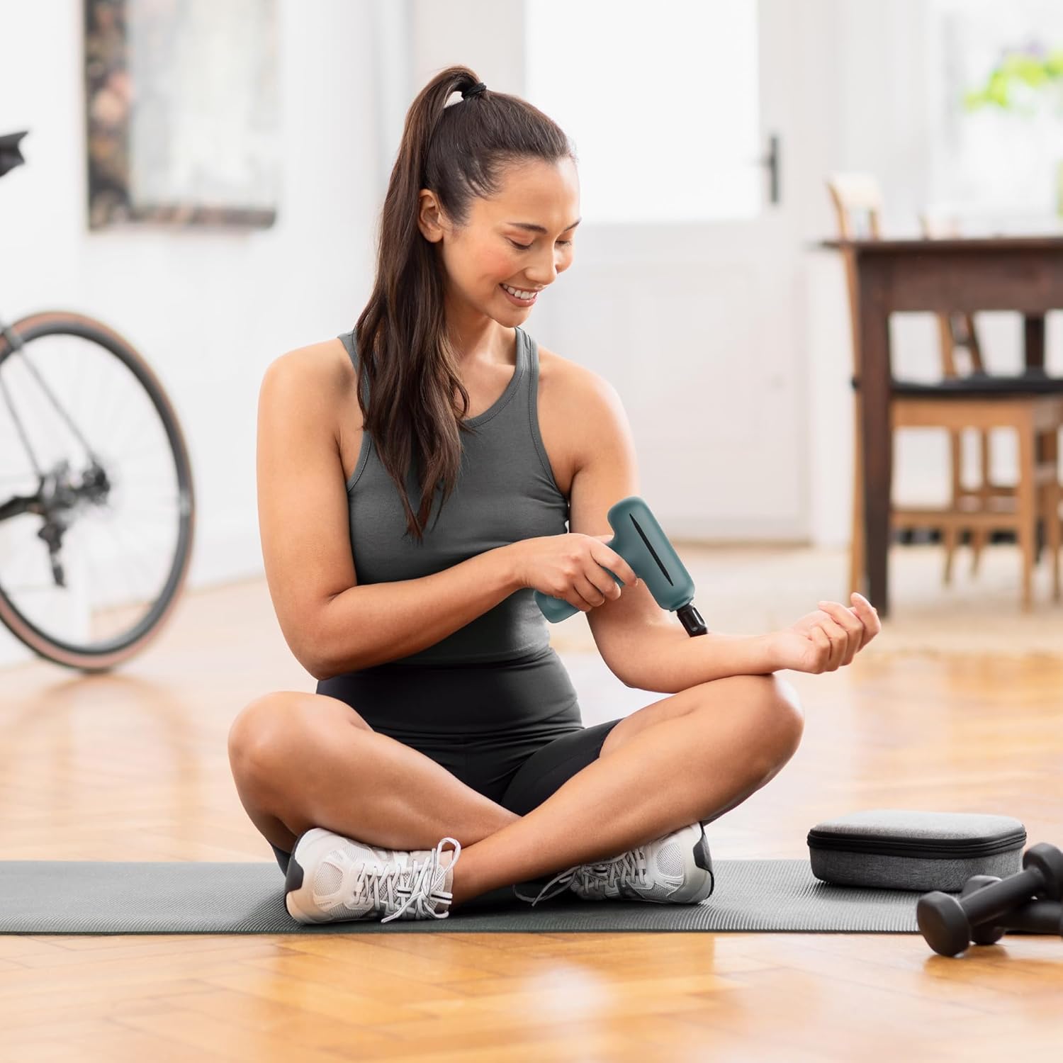 medisana MG 200 Massagepistole, Massagepistole mit 4 Aufsätzen, Massagegerät mit Smart-Modus und 5 Intensitätsstufen für Entspannung und Massage, lange Akkulaufzeit, mit Aufbewahrungsbox – Bild 3
