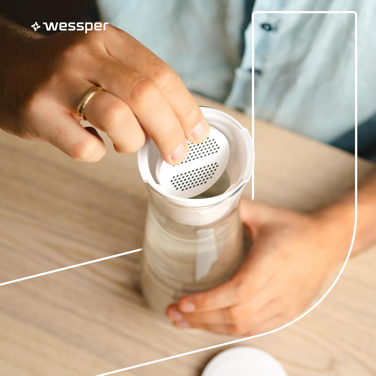 Wessper Glas-Wasserfilterkaraffe, 1 Liter, Wasserkaraffe mit Mikroscheiben-Wasserfilter, Glaskaraffe mit Deckel, zum Filtern von Wasser und Kaltgetränken, BPA-frei, Weiß – Bild 4