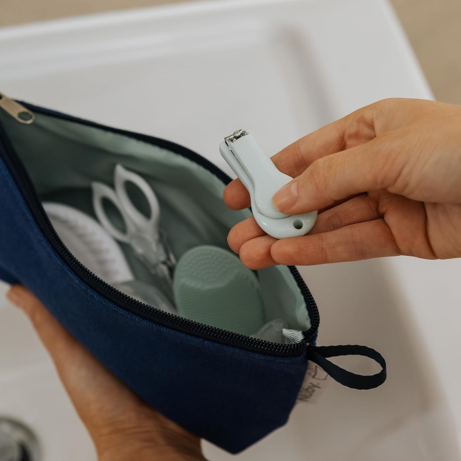 Nuby Baby-Badepflegeset mit 8 wichtigen Pflegeartikeln | Reisetasche | Wasserdichtes Futter | Ideal für Reisen oder den Heimgebrauch – Bild 4