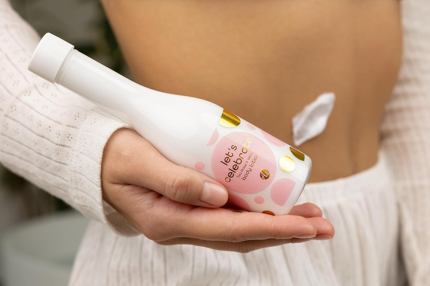 Accentra - Let's Celebration Damen-Geschenkset in Champagnerflasche aus Kunststoff – Bade- & Duschset mit Teerose & Samt inklusive Duschgel, Bodylotion & Badesalz – 3-teiliges Wellness-Set für Damen und Mädchen – Bild 10