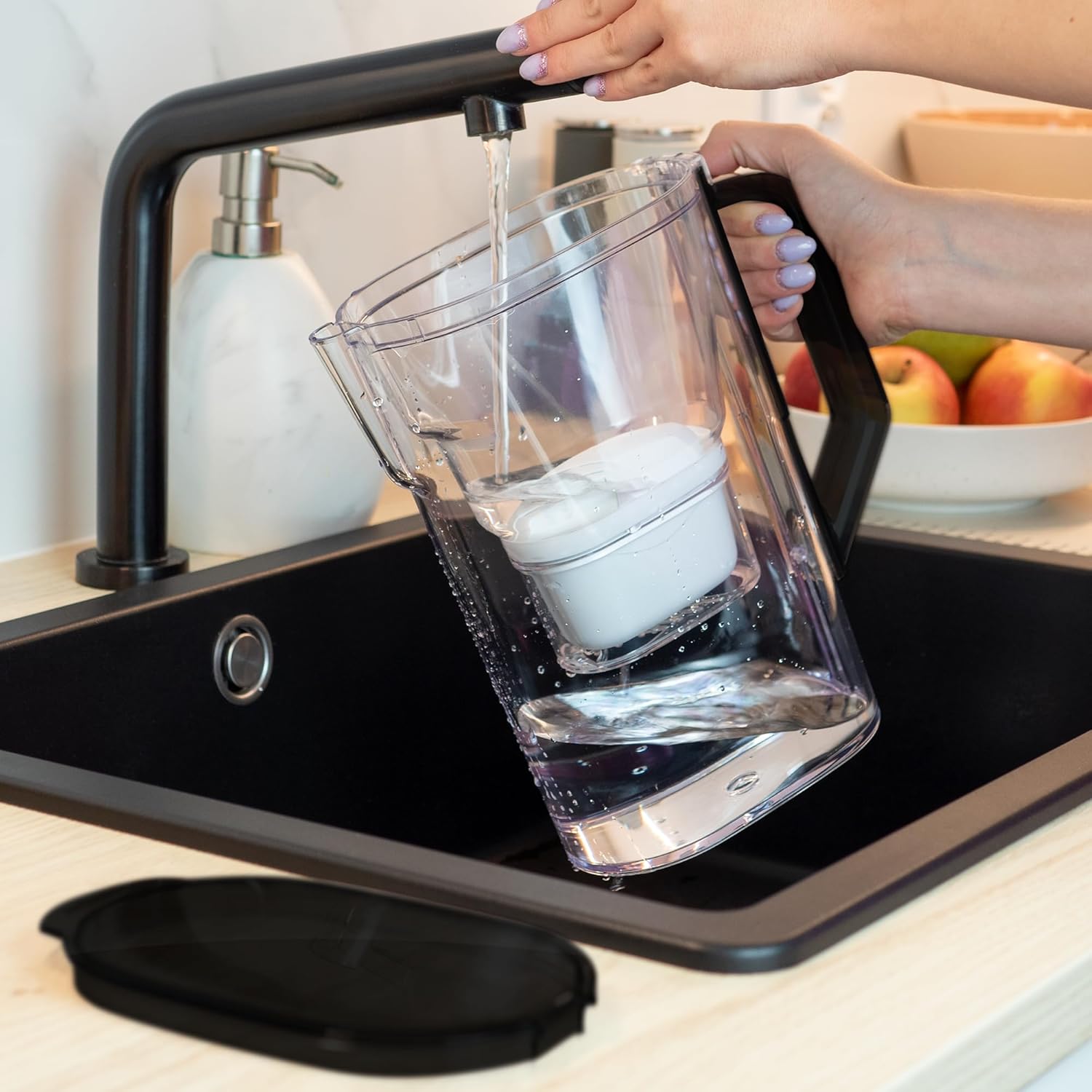 Wessper Wasserfilterkrug 2,7 l für Kühlschranktür, Wasserkaraffe mit Aktivkohlefilter, Wasserkrug kompatibel mit Brita Maxtra Filterkartusche – Schwarz – Bild 6
