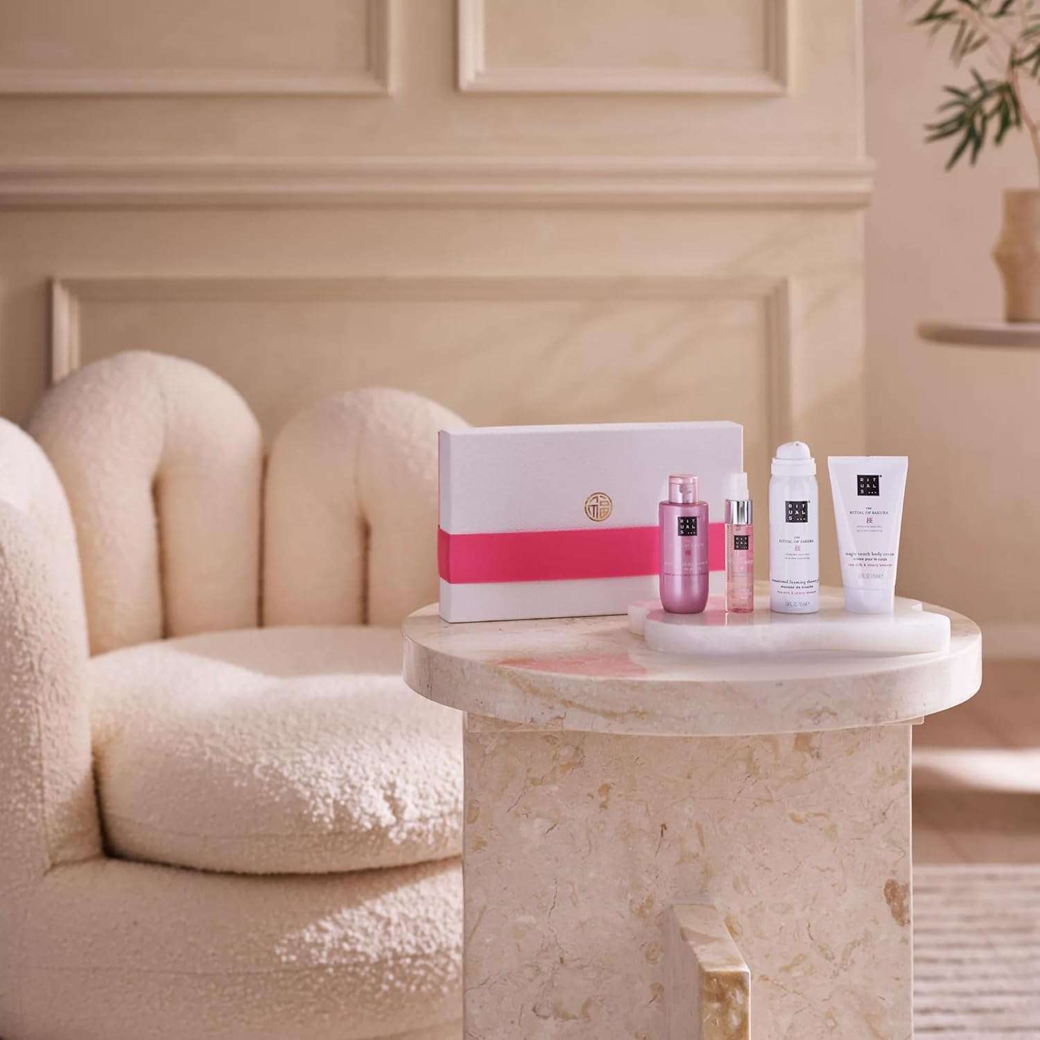 RITUALS The Ritual of Sakura Kleines Geschenkset – Vier Kirschblüten- und Reismilch-Hautpflegeprodukte – Bade-Geschenkbox für ein belebendes Pflegeerlebnis – Bild 2