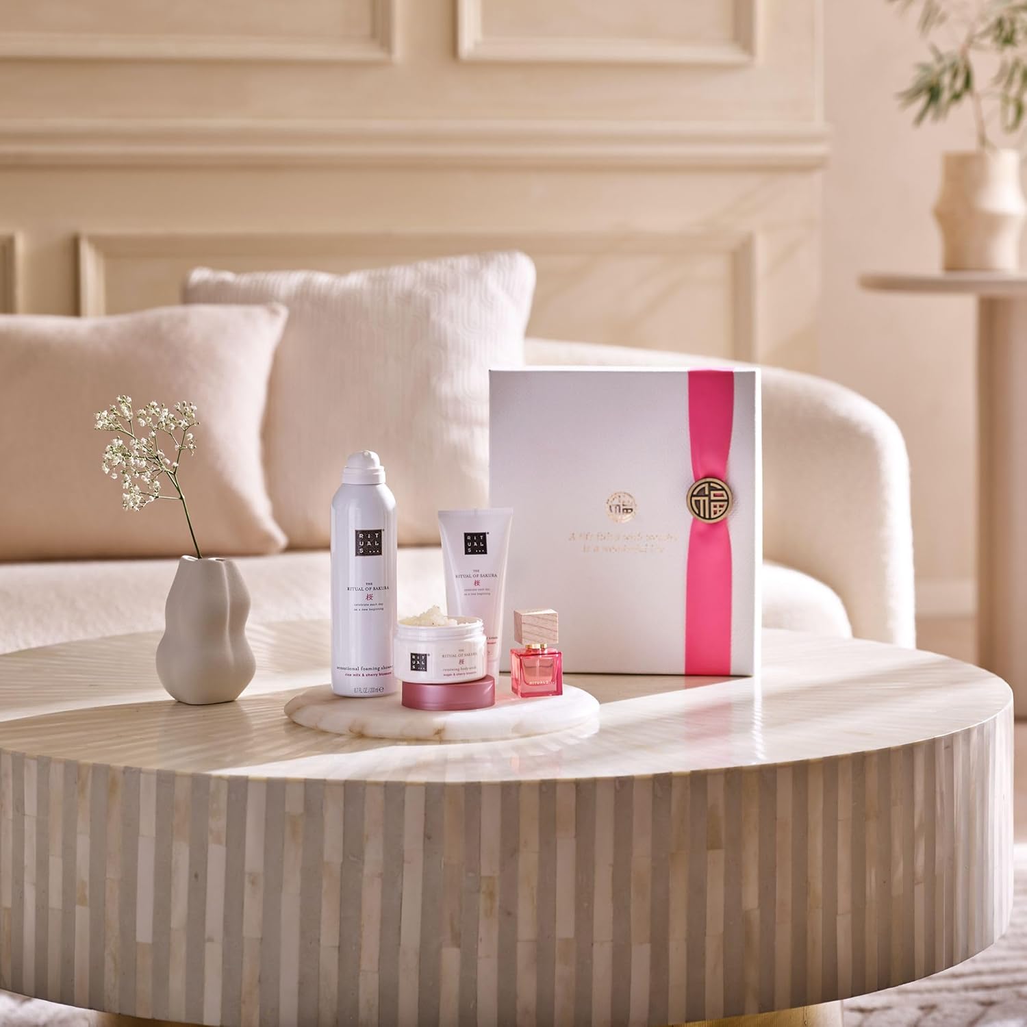RITUALS The Ritual of Sakura Medium Geschenkset – Vier Hautpflegeprodukte mit Kirschblüten und Reismilch – Bade-Geschenkbox mit beruhigender und revitalisierender Wirkung. – Bild 2