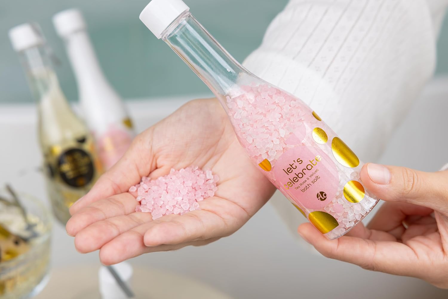 Accentra - Let's Celebration Damen-Geschenkset in Champagnerflasche aus Kunststoff – Bade- & Duschset mit Teerose & Samt inklusive Duschgel, Bodylotion & Badesalz – 3-teiliges Wellness-Set für Damen und Mädchen – Bild 12