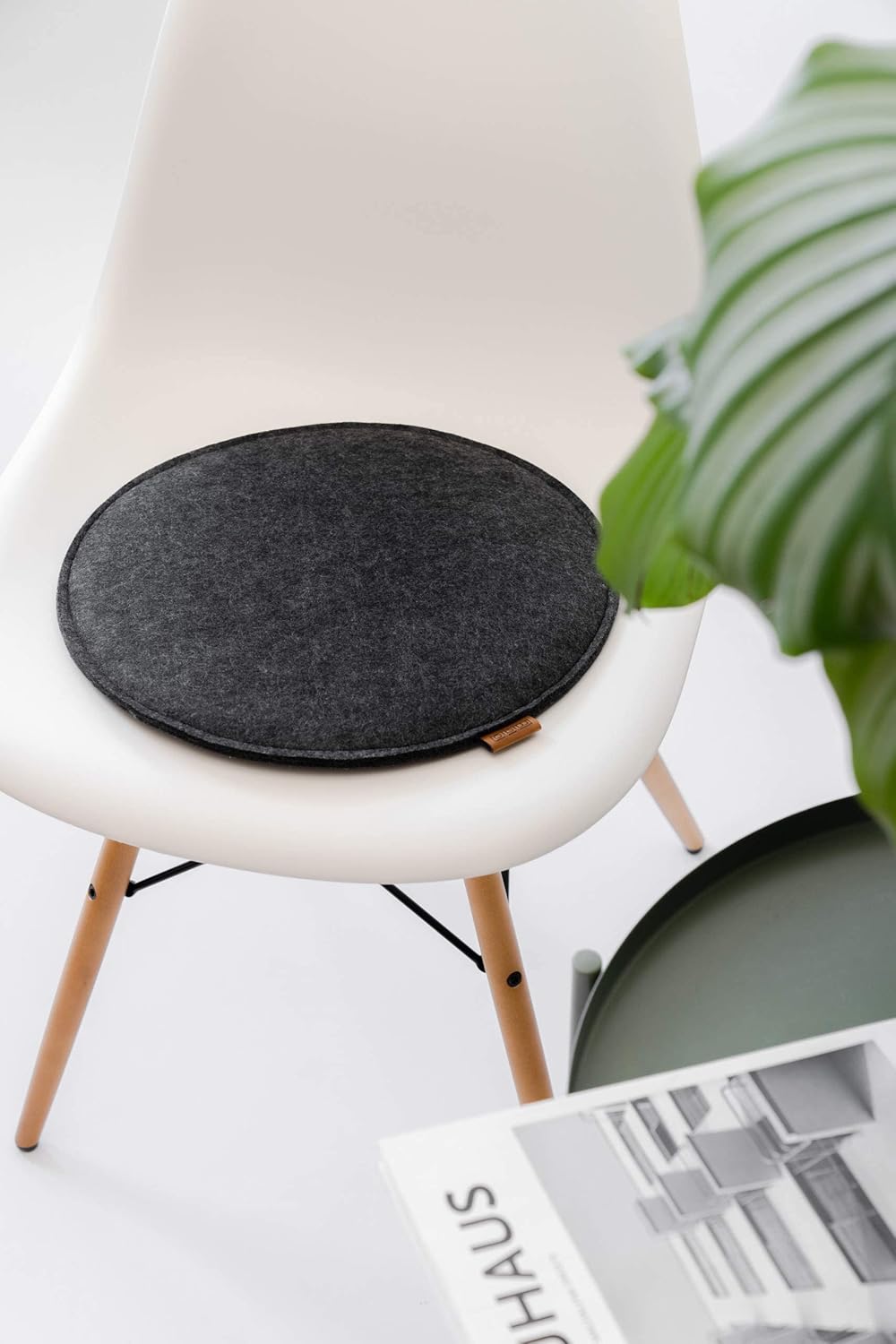 Miqio Design Filz-Sitzkissen XL rund mit Anti-Rutsch-Noppen 40 cm, 2er-Set, für drinnen und draußen, nachhaltig, aus recycelten PET-Flaschen, waschbar, Stuhlkissen, rutschfest, dunkelgrau – Bild 3