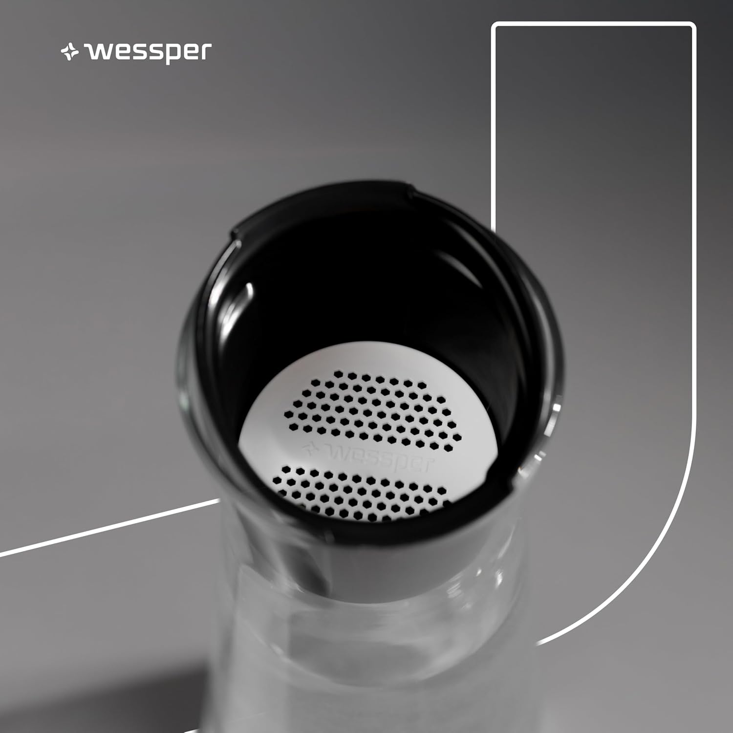 Wessper Wasserfilterkaraffe aus Glas, 1 Liter, Wasserkaraffe mit Mikroscheiben-Wasserfilter, Glaskaraffe mit Deckel zum Filtern von Wasser und kalten Getränken, BPA-frei – Schwarz – Bild 6