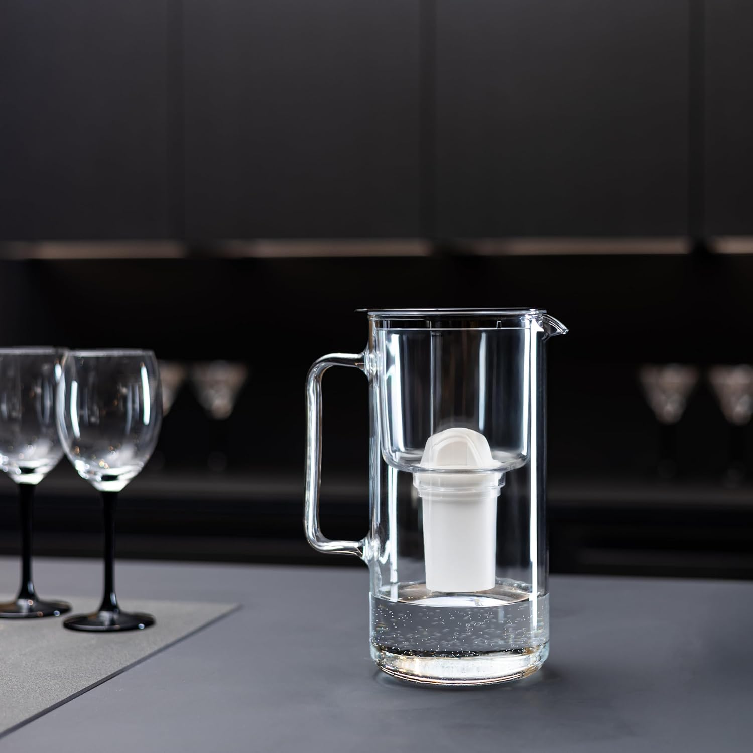 Wessper Glas-Wasserfilterkanne mit Wasserfilterkartuschen für Trinkwasser 2 L, Glaskanne mit intelligentem Filterzähler, Set inklusive 1 x Filter mit Aktivkohleschwarz – Bild 6