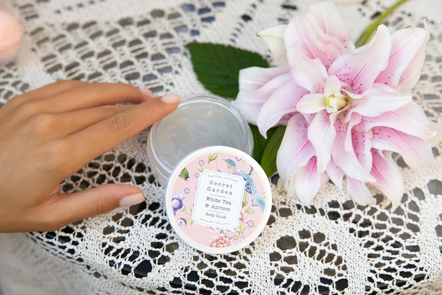 Accentra Secret Garden Bade- und Dusch-Geschenkset mit weißem Tee- und Aprikosenduft – 8-teiliges Geschenkset – Bild 13