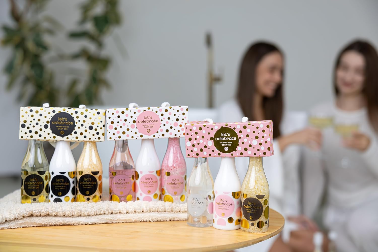 Accentra - Let's Celebration Damen-Geschenkset in Champagnerflasche aus Kunststoff – Bade- & Duschset mit Teerose & Samt inklusive Duschgel, Bodylotion & Badesalz – 3-teiliges Wellness-Set für Damen und Mädchen – Bild 14